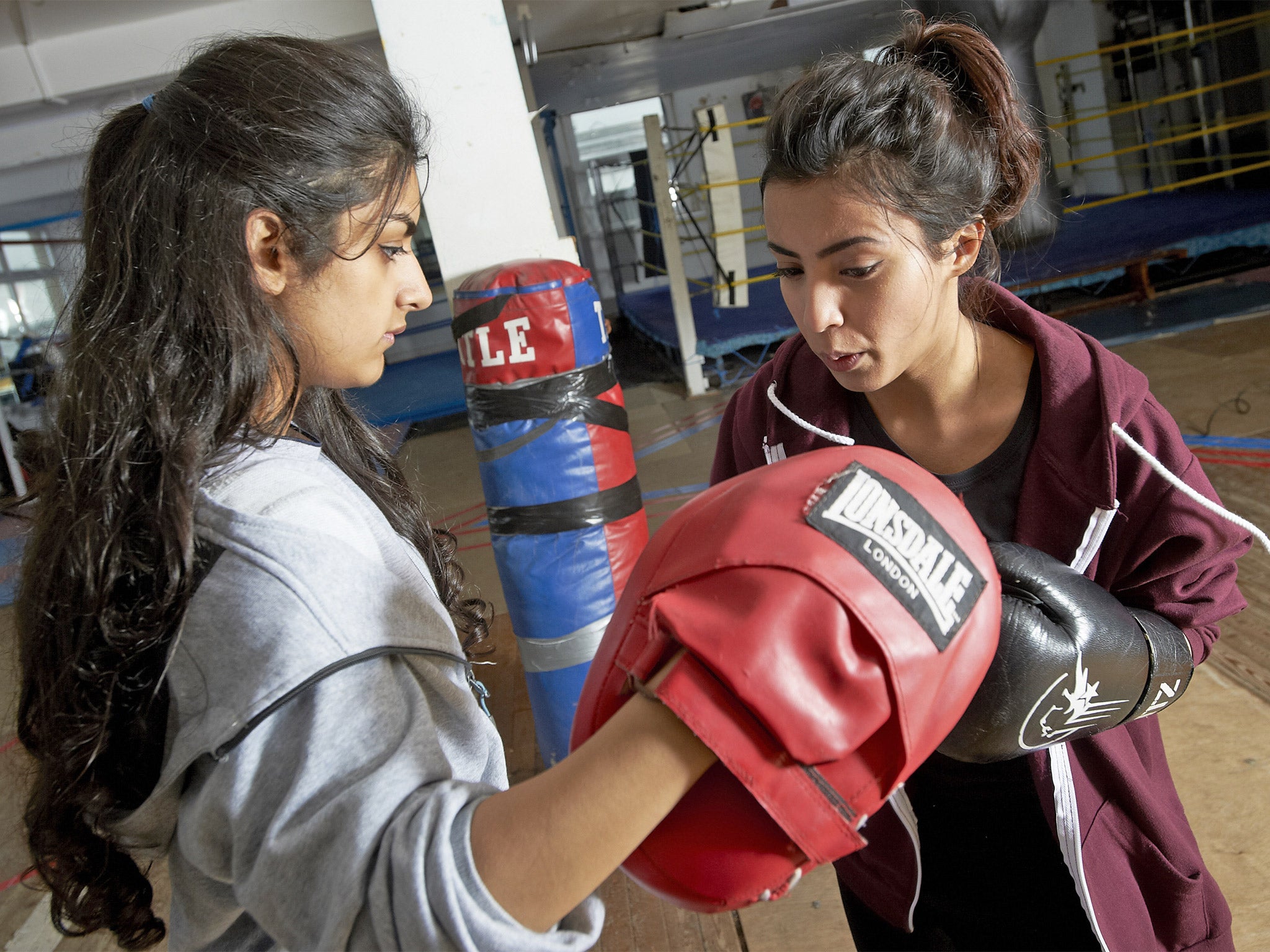 Cast members Nayab Din and Seherish Mahmood slug it out