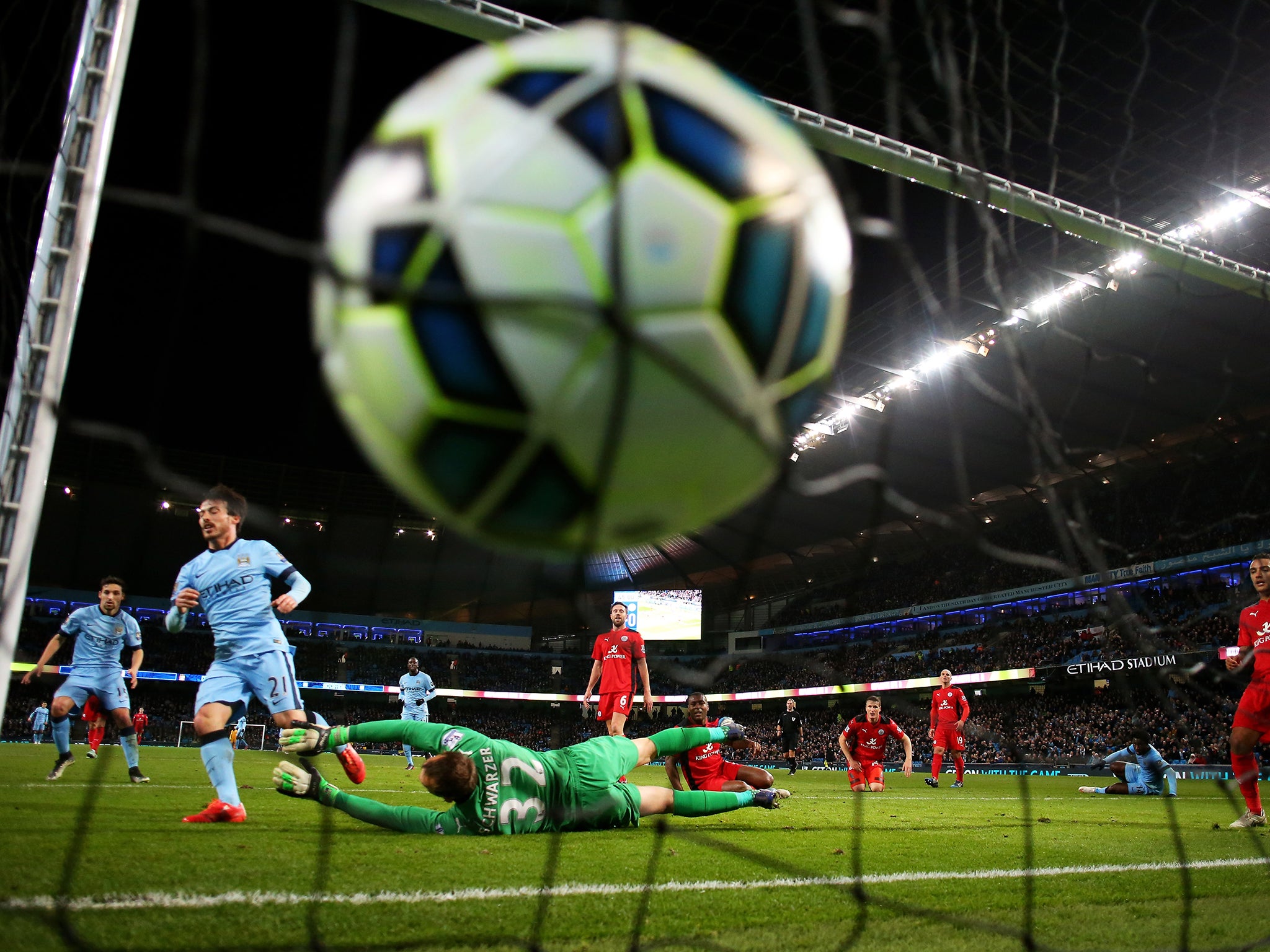 David Silva puts Manchester City in the lead