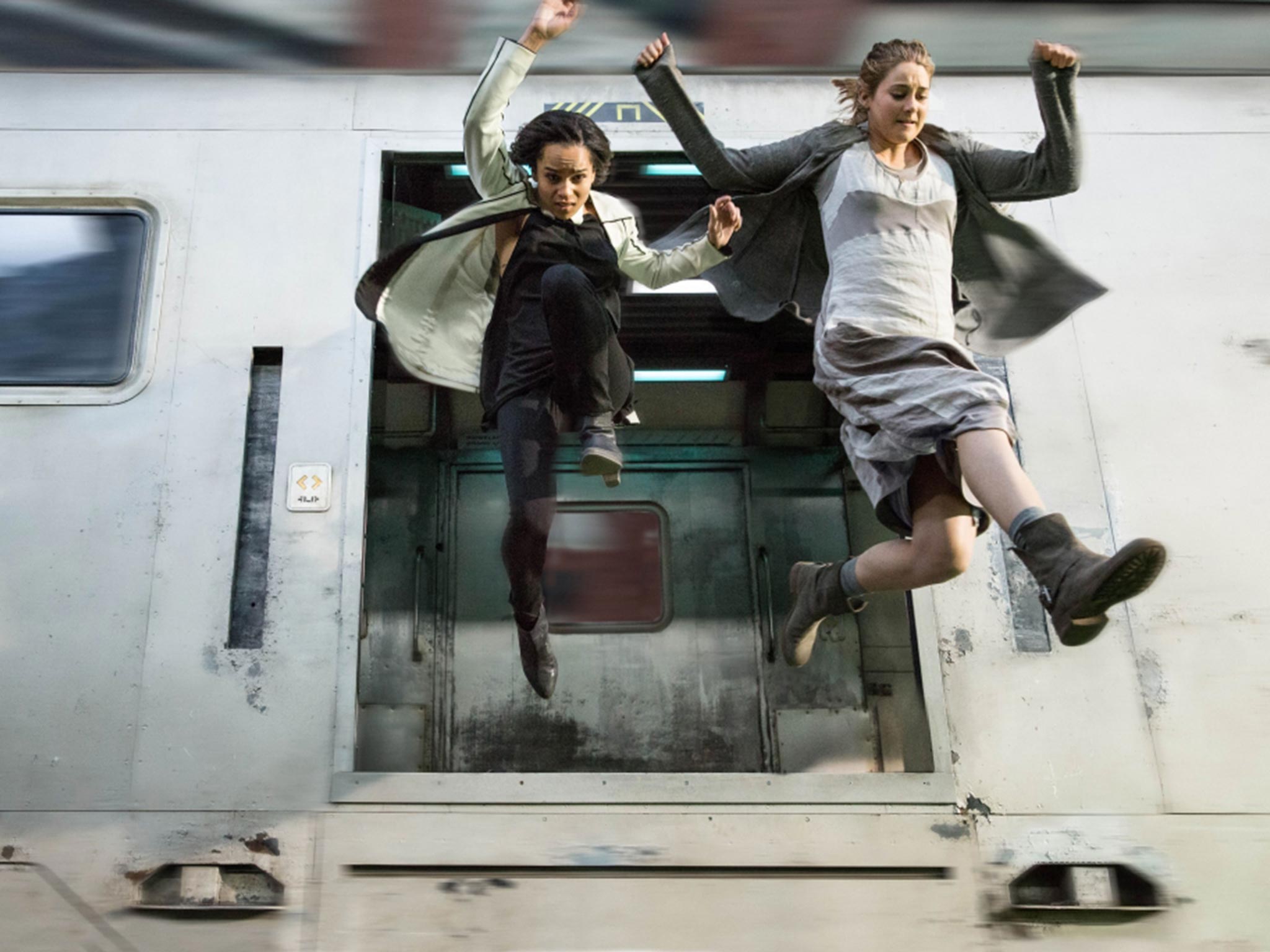 Zoë Kravitz and Shailene Woodley in ‘Divergent’