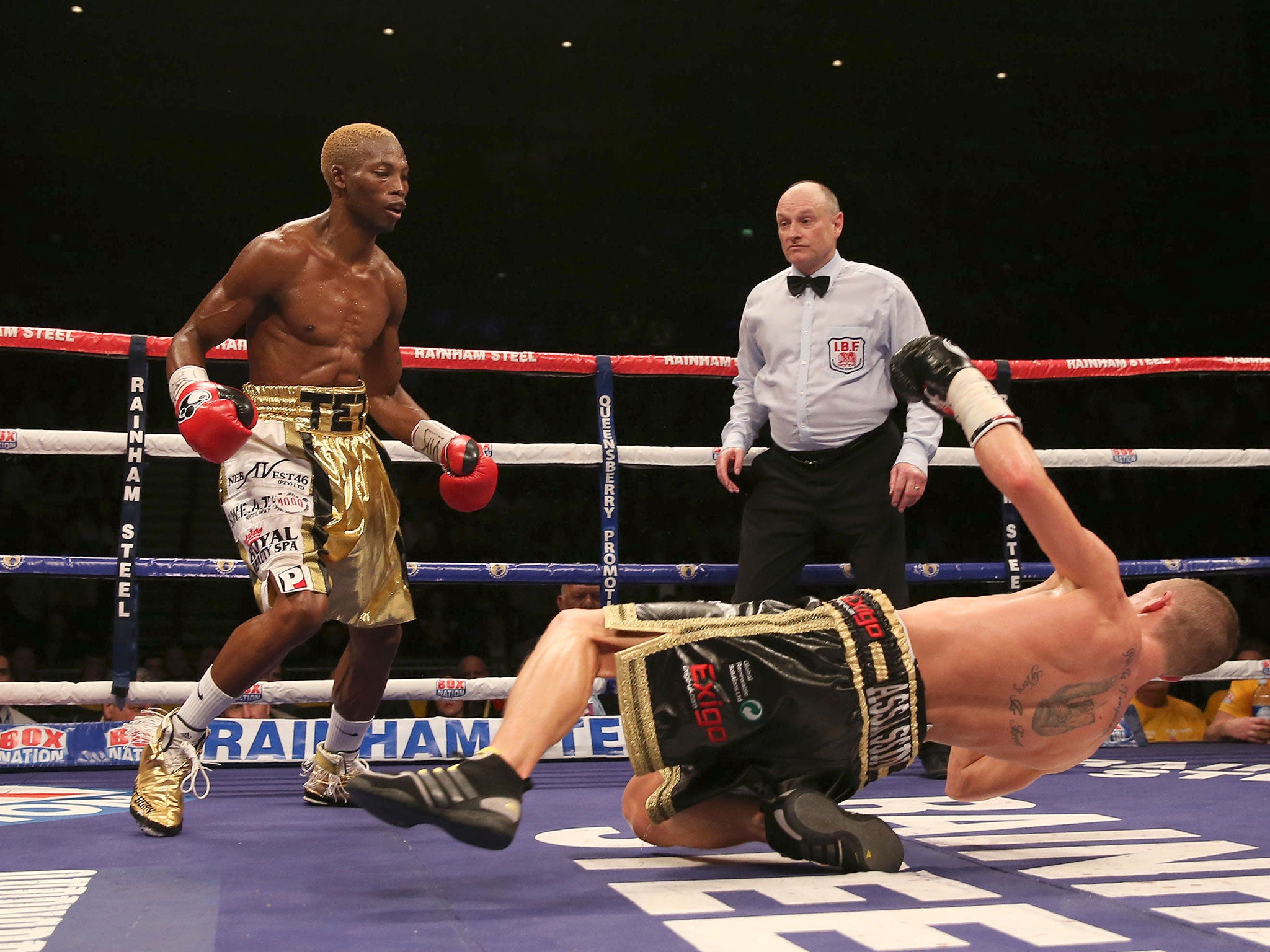 Paul Butler is knocked out by Zolani Tete