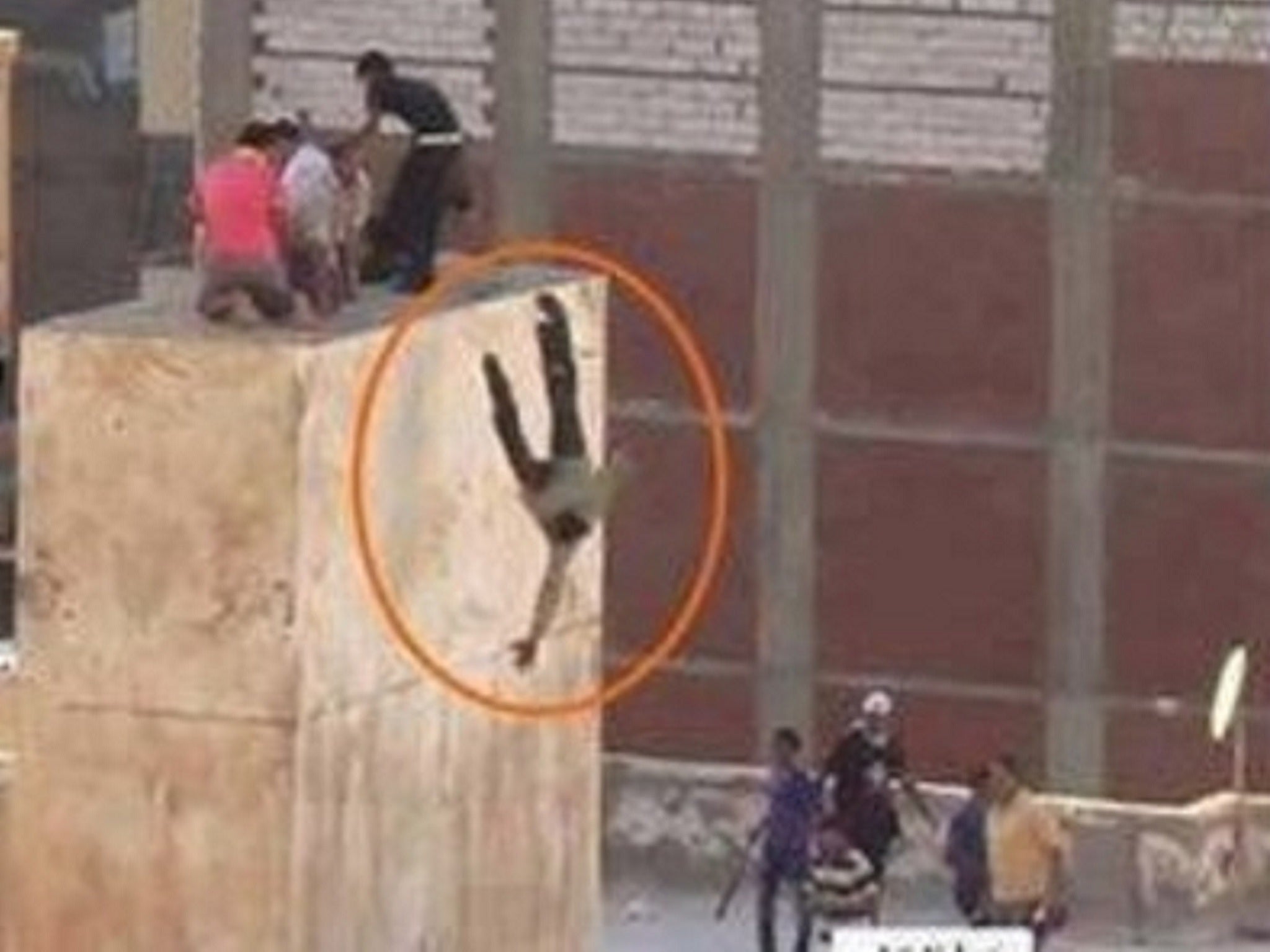 Hamada Badr being thrown off a structure in Alexandria