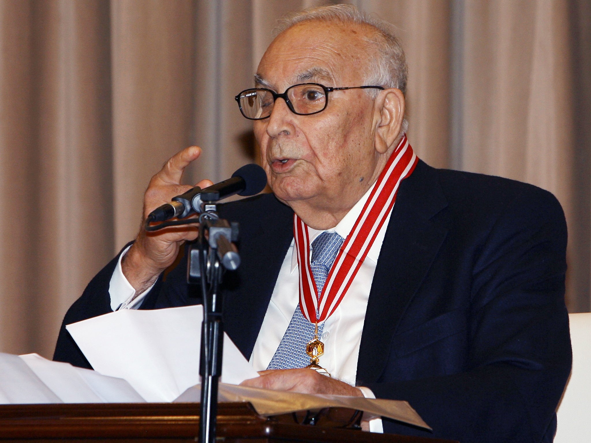 Turkish writer Yasar Kemal delivers a speech during a ceremony at the Cankaya palace after he received Turkish Repuclic's "Big Art and Culture Prize" in Ankara