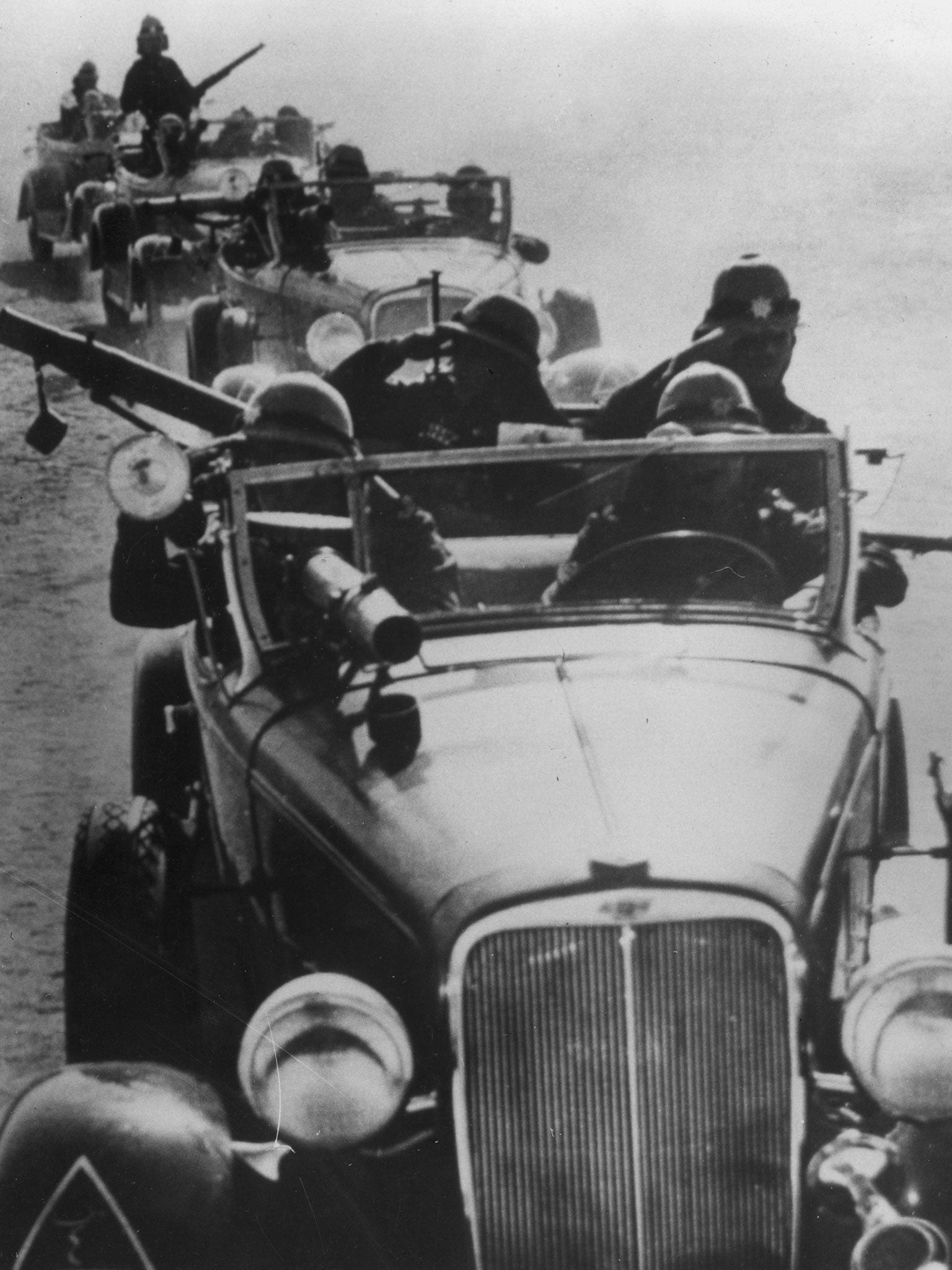 1922: British armoured cars on patrol in the deserts of Iraq during the Mesopotamian campaign.