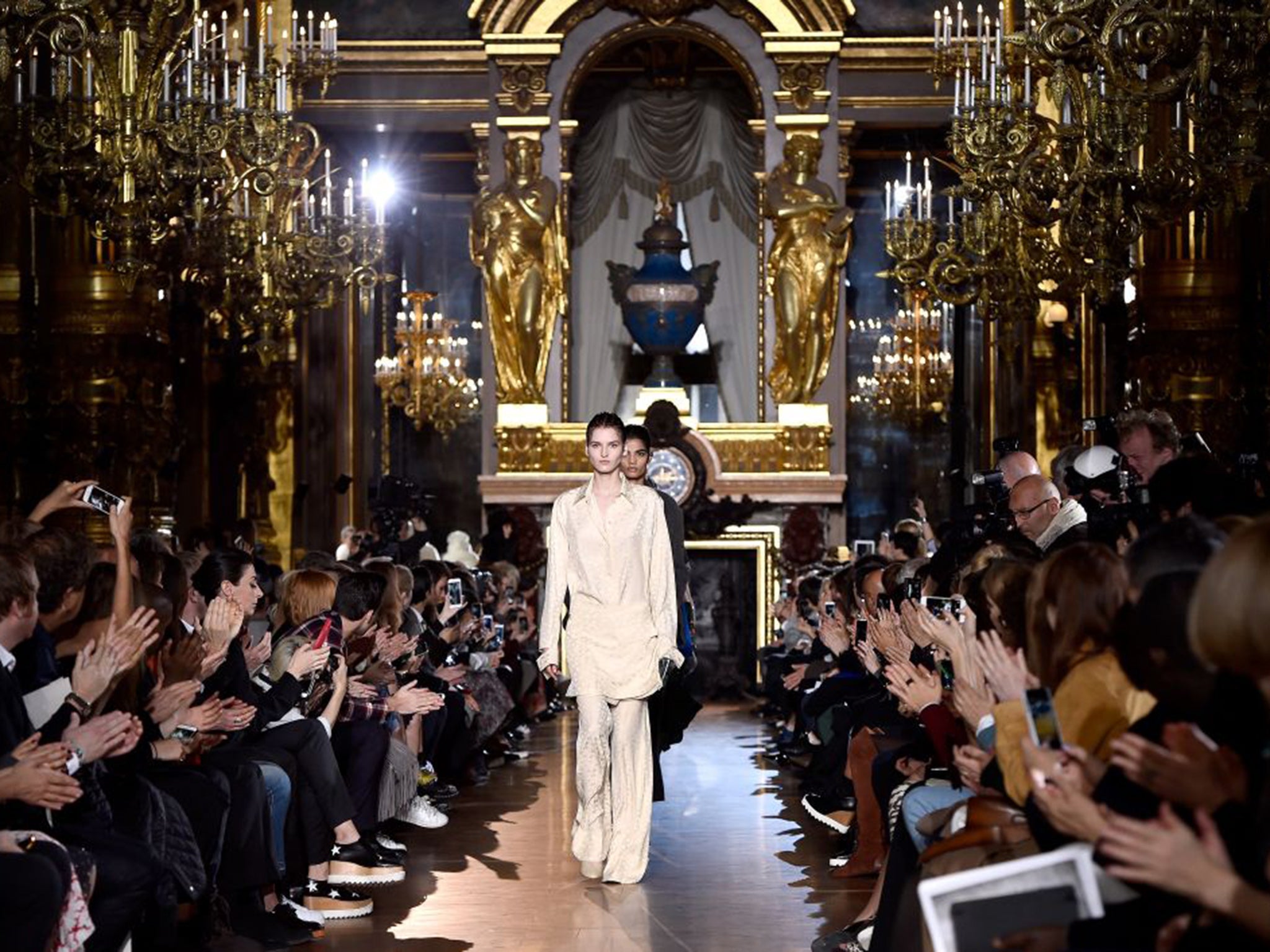 Stella McCartney Paris Fashion Week review: Letting loose with ‘lazy to ...