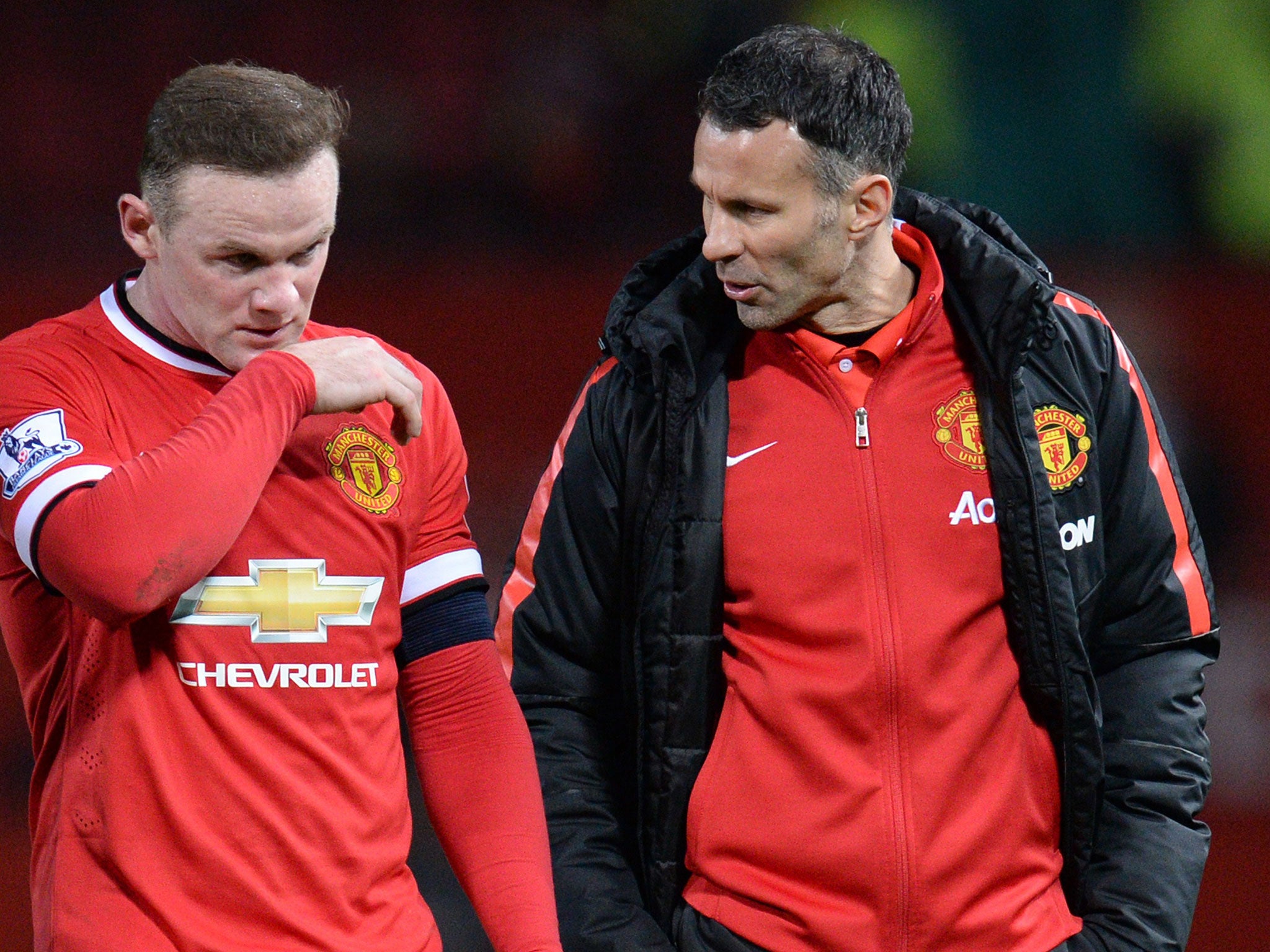 Rooney talks with Ryan Giggs after the 2-1 defeat to Arsenal