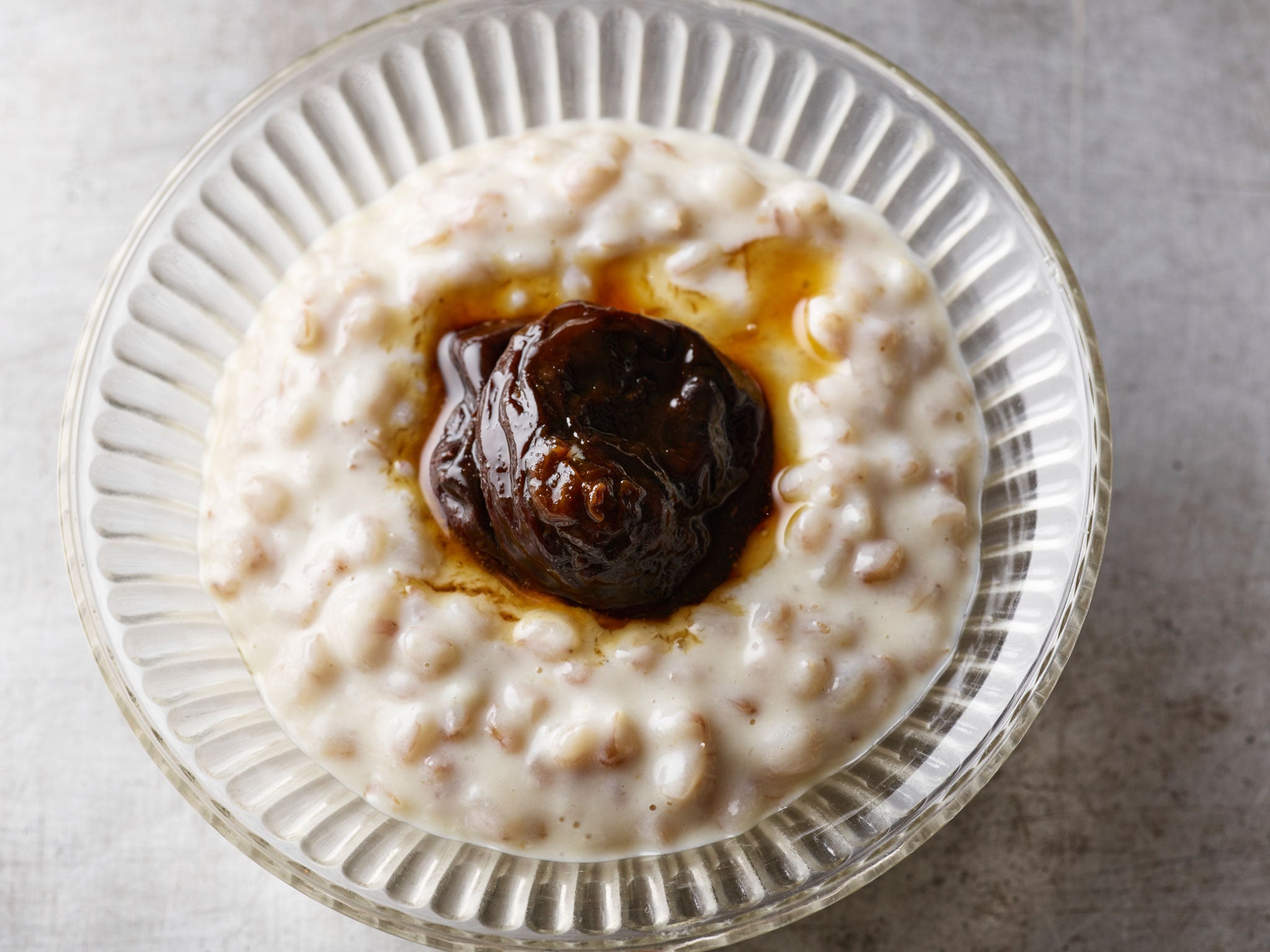 Creamy and healthy: Spelt pudding with prunes