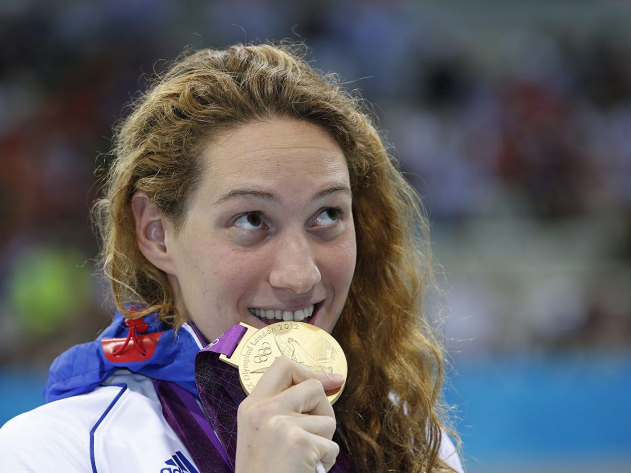 Muffat in London in 2012 with her 400 metres freestyle Olympic gold medal