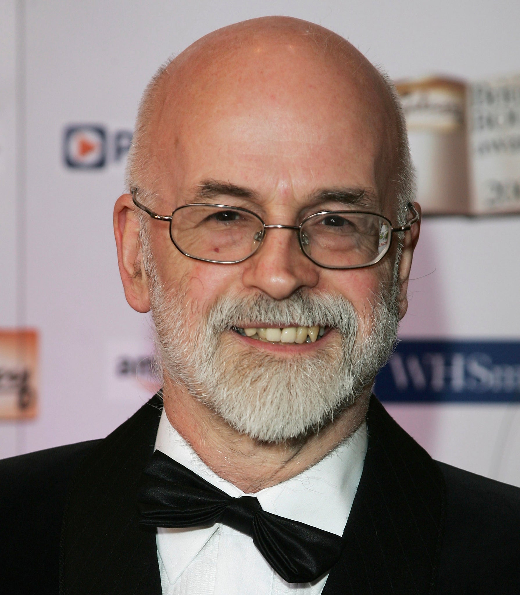 Terry Pratchett dead: Fans, writers and politicians lead Twitter ...