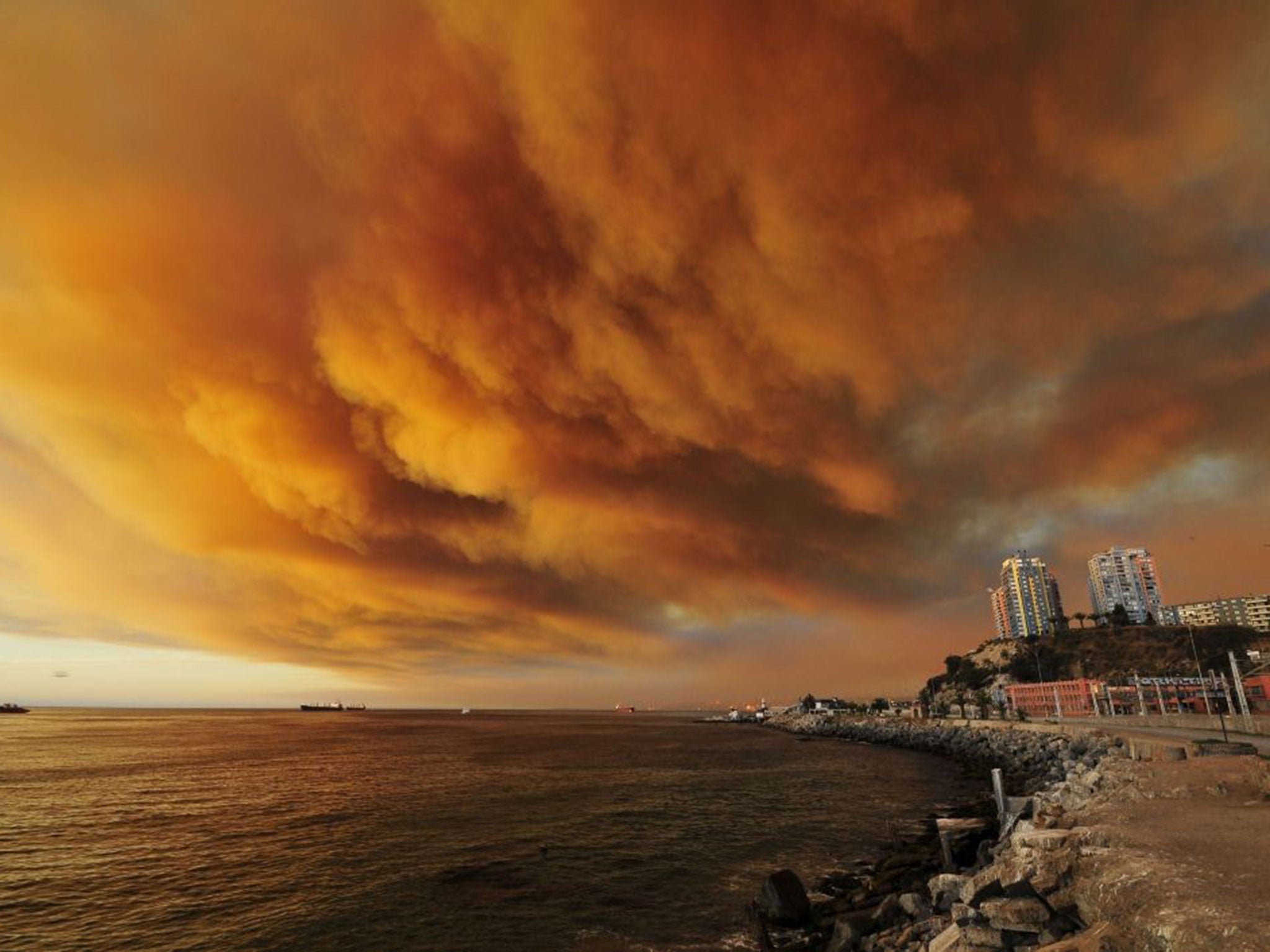 Smoke billows from the forest around Valparaiso, in Chile, on March 13, 2015 as the fire threatens to reach the city's port.