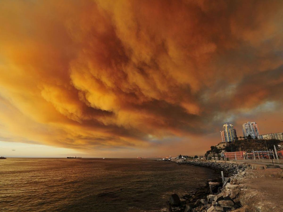 Chile forest fire Thousands flee homes as deadly blaze spreads to