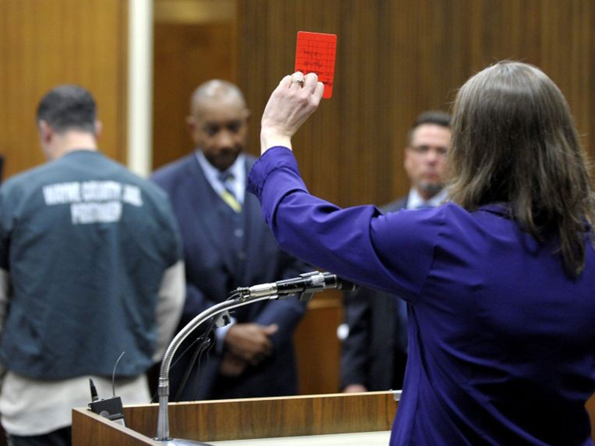 Jon Bieniewicz's widow, Kris Bieniewicz, holds up a red card to her husband's killer in court