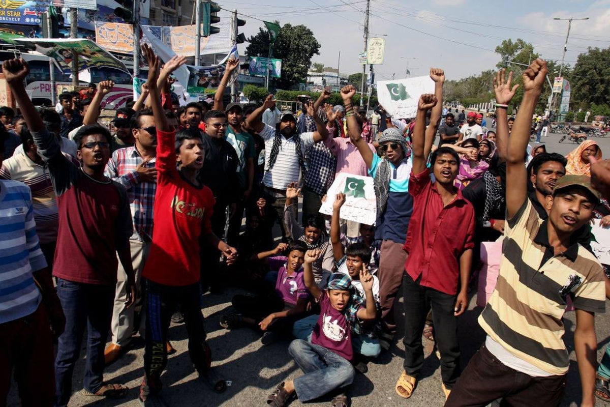 Pakistan lynching: Witness describes moment crowd murdered and burned ...