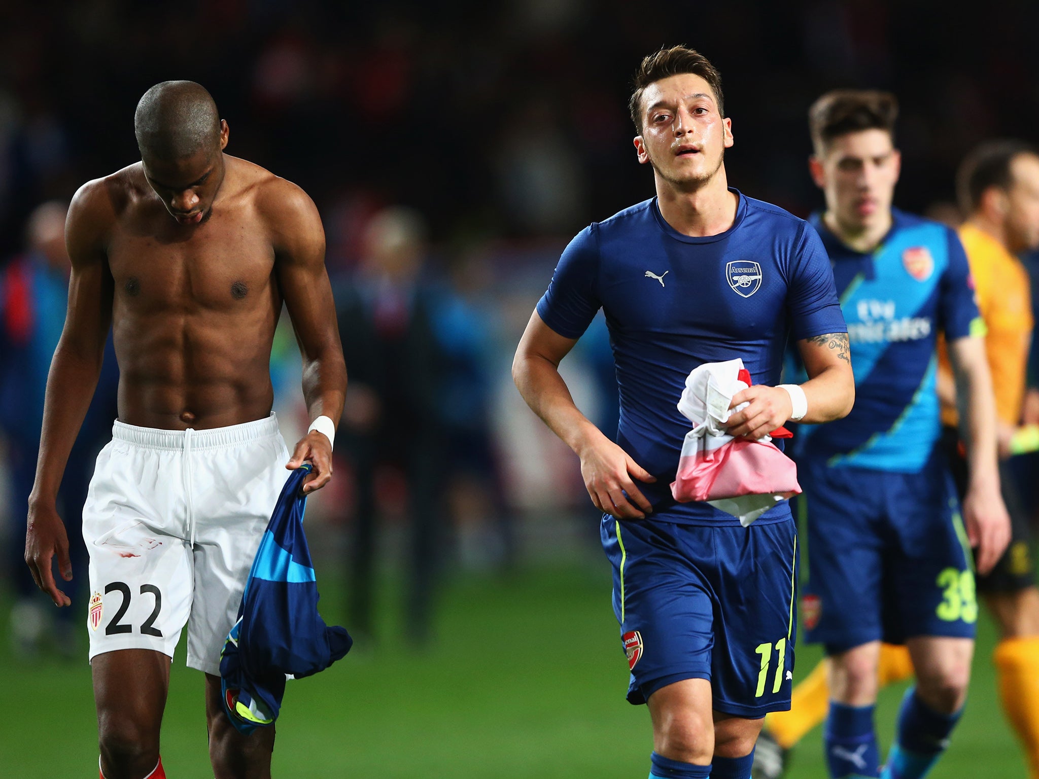 Mesut Ozil takes Geoffrey Kondogbia's shirt at half-time