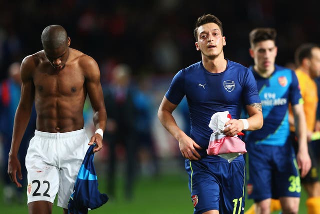 Mesut Ozil swaps shirts with Geoffrey Kondogbia at half-time