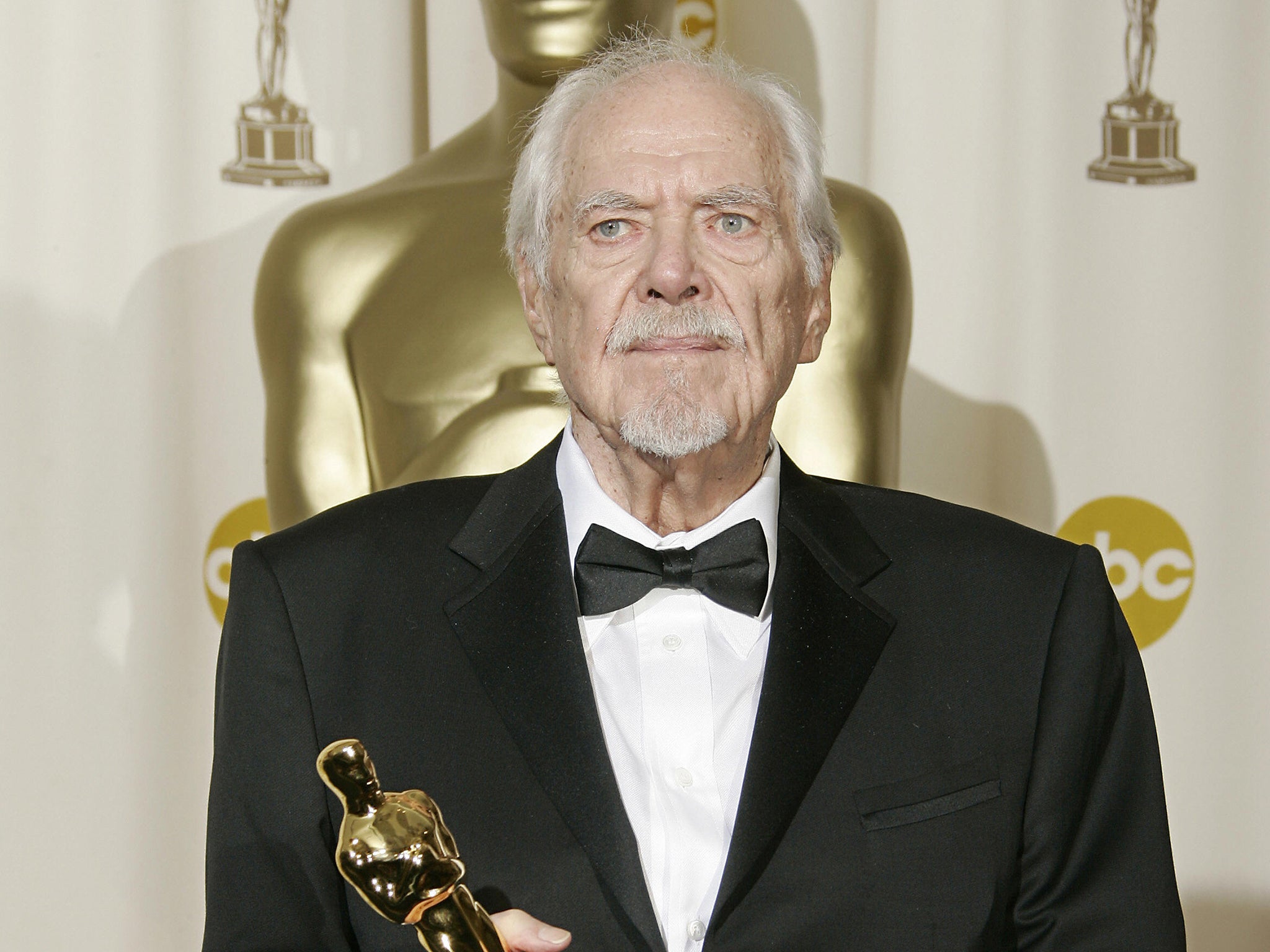 Director Robert Altman poses with his Honorary Oscar in 2006