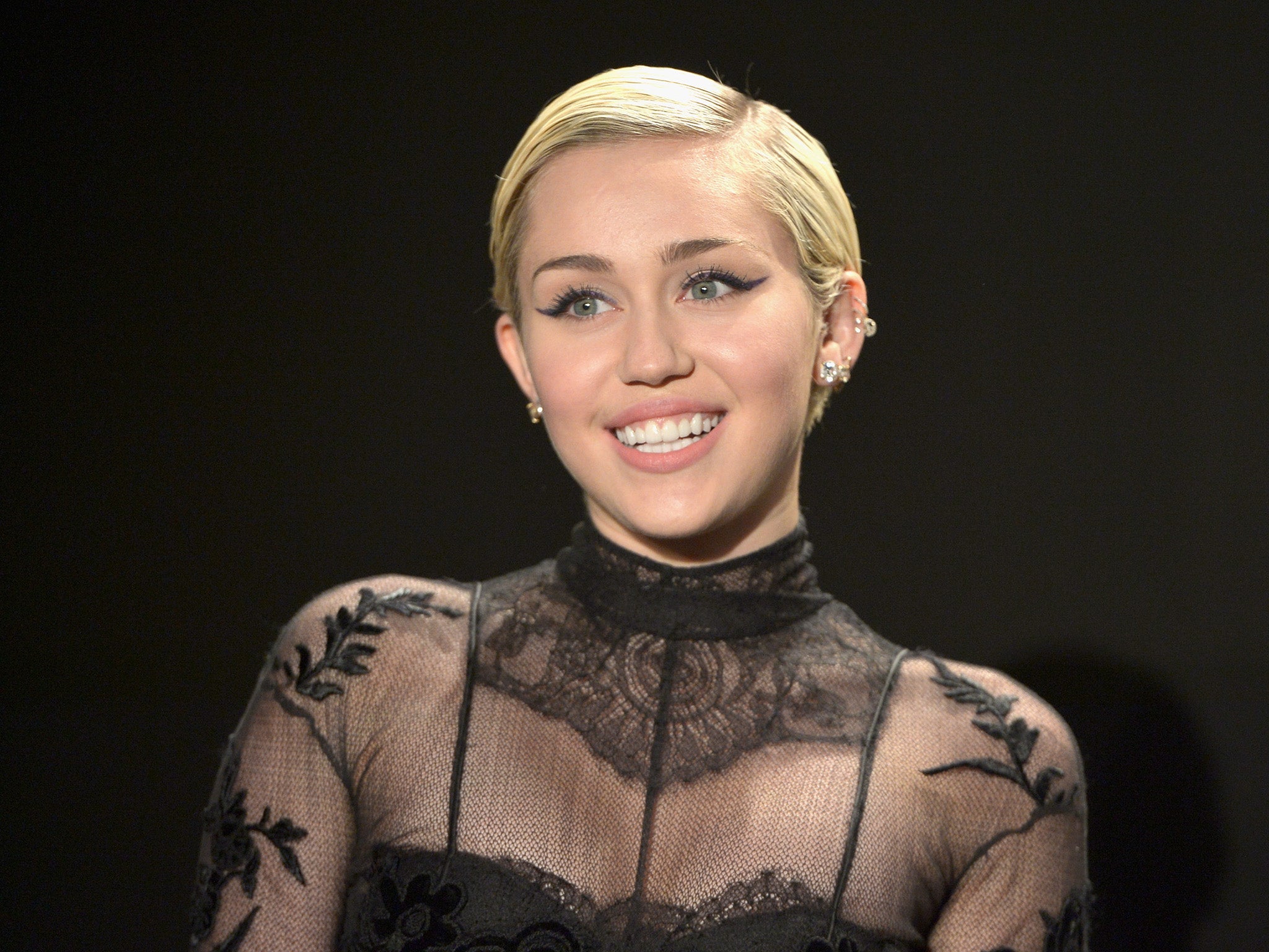 Miley Cyrus Writes Letter To New York Governor Asking For 5million For 