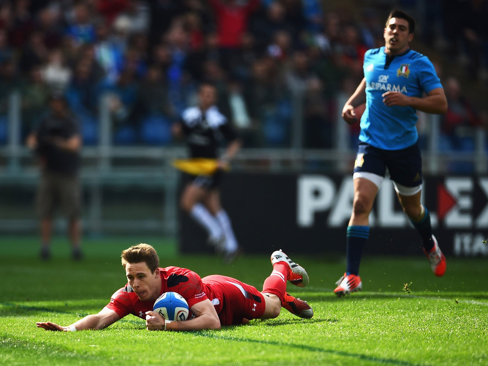 Liam Williams scores for Wales