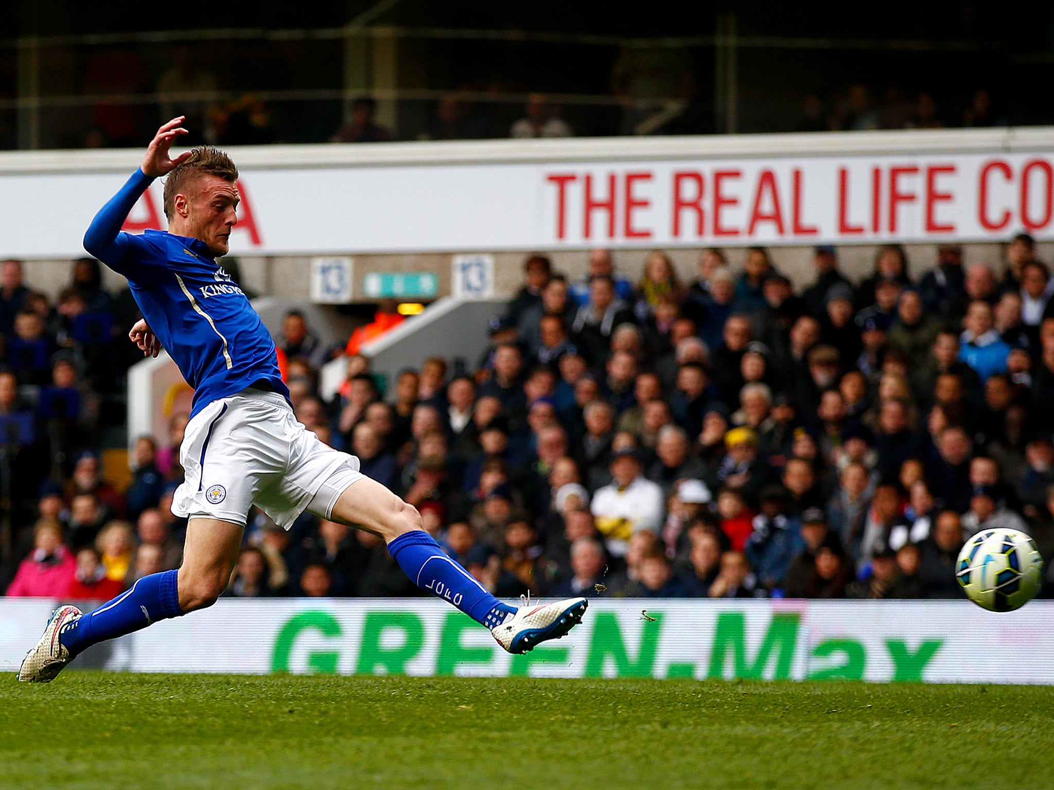 Jamie Vardy scores to bring Leicester back into the game