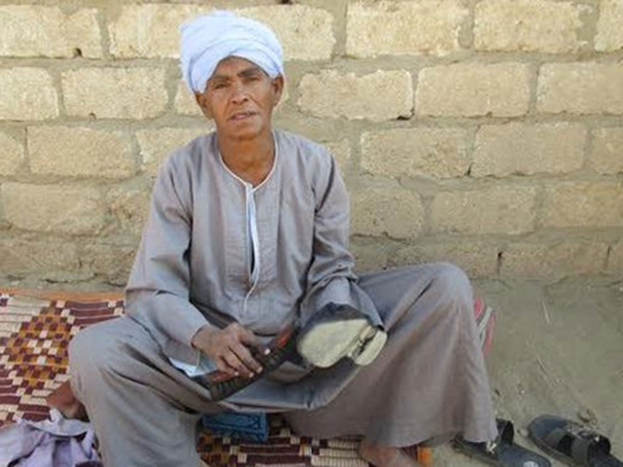 64-year-old Sisa Abu Daooh polishing shoes in a street in Luxor (Al Arabiya News English)