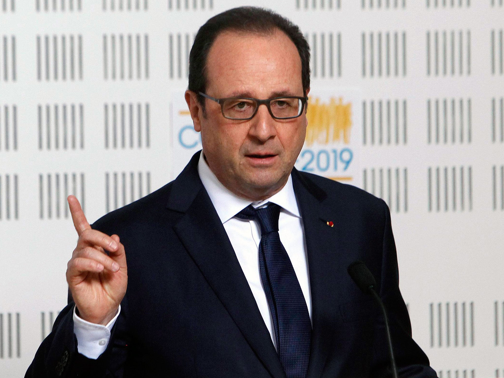 French President Francois Hollande says he believes none of those on board a crashed Airbus A320 operated by Germanwings survived