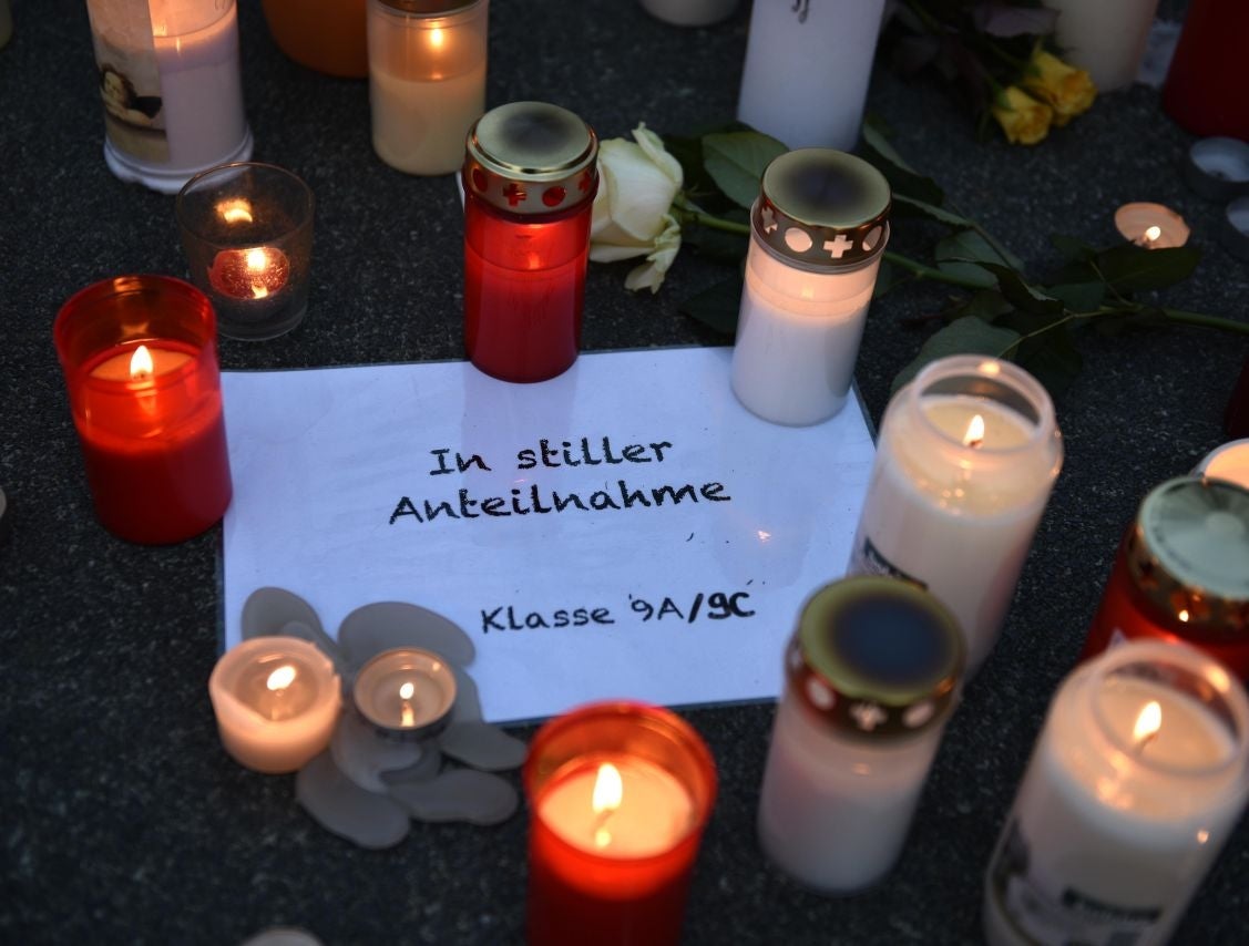 Candles sit on a paper reading "in silent memory, class 9a/9c" in front of the Joseph-Koenig Gymnasium (Image: AP Photo/Martin Meissner)