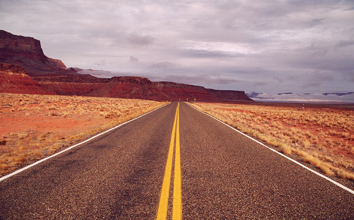 Пустынная дорога. Пустыня и дорога в бесконечность. Дорога в пустыни вид сверху. ЛОВУШКА пустынная дорога.