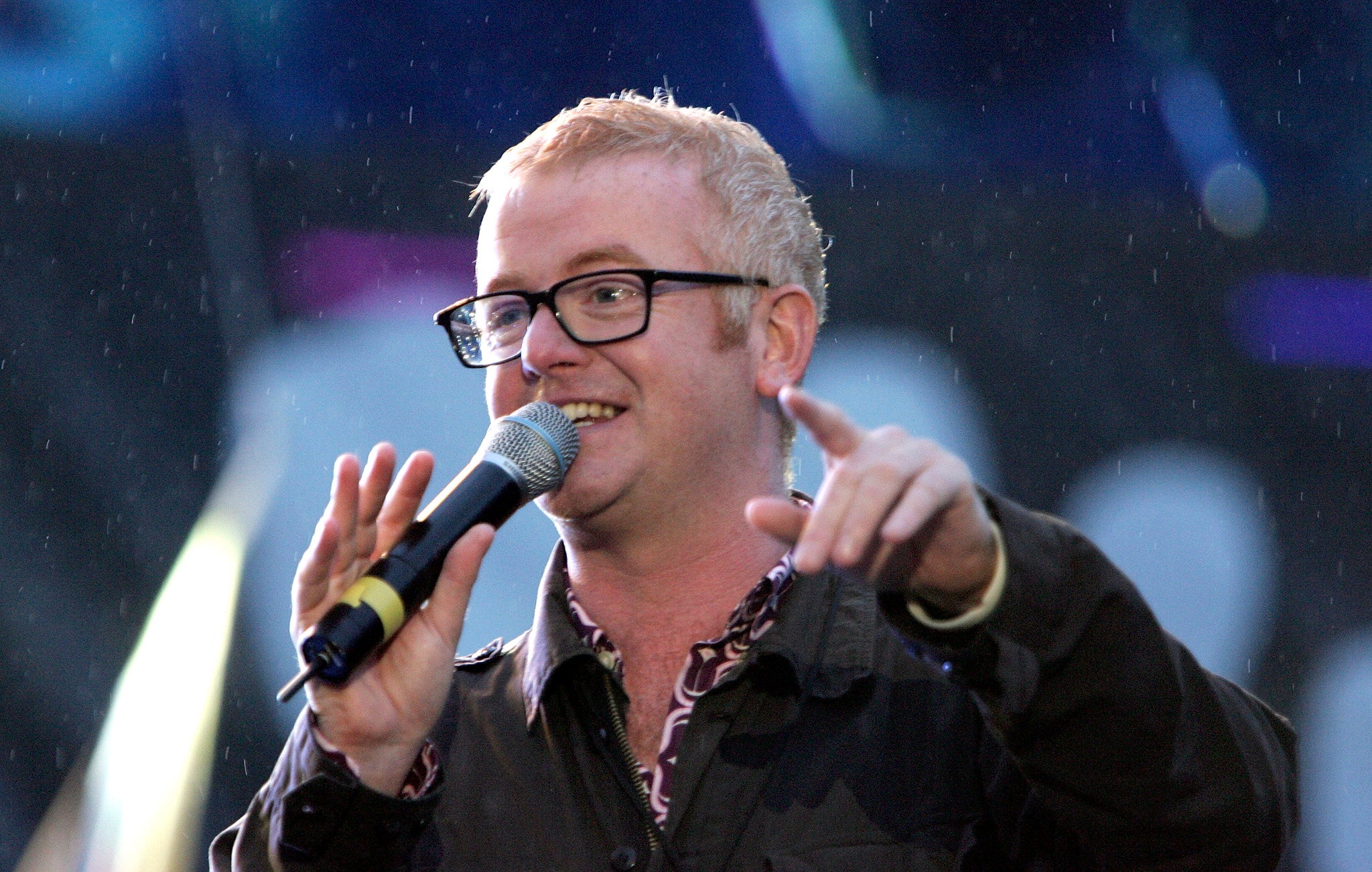 BBC presenter Chris Evans is the favourite to replace Clarkson on Top Gear should the presenter be suspended