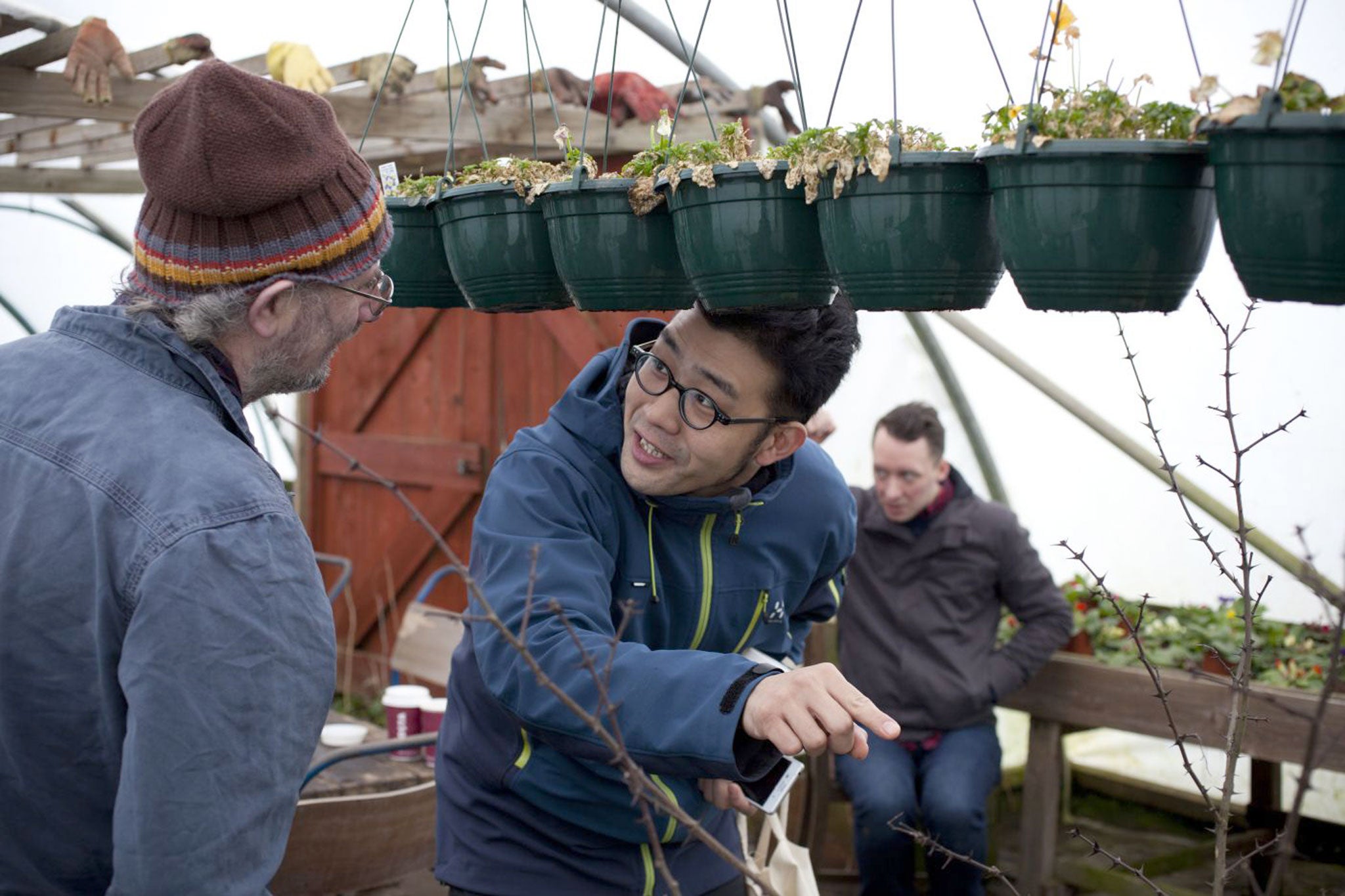 O'Neil discusses his produce with chef Zijun Meng