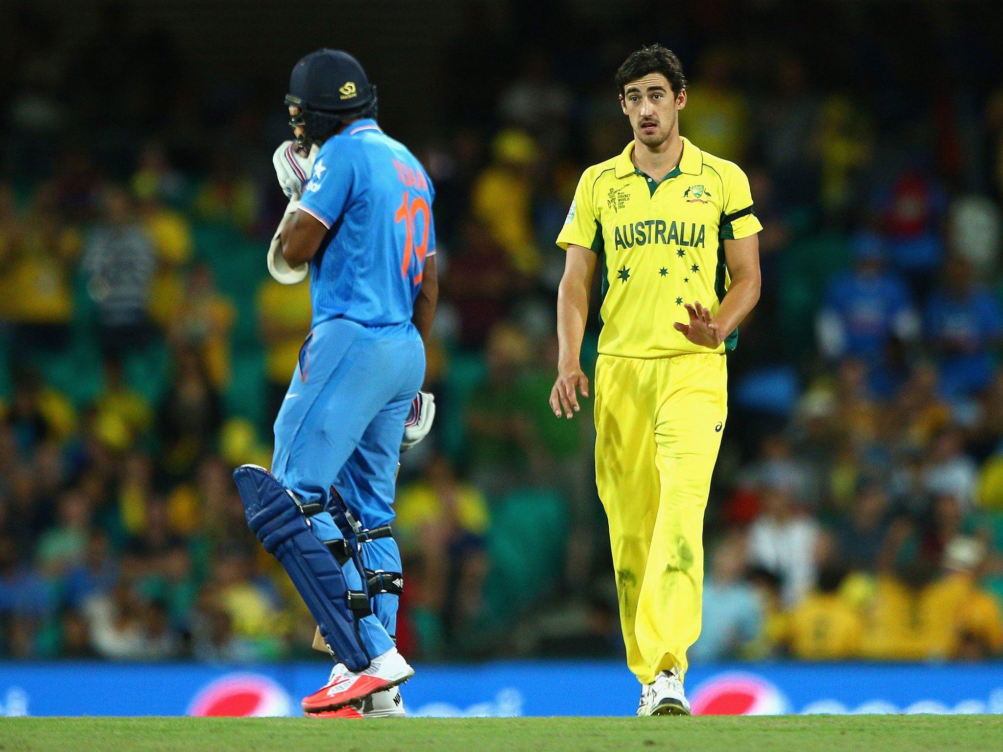 Starc appears to apologise for hitting Yadav on the head