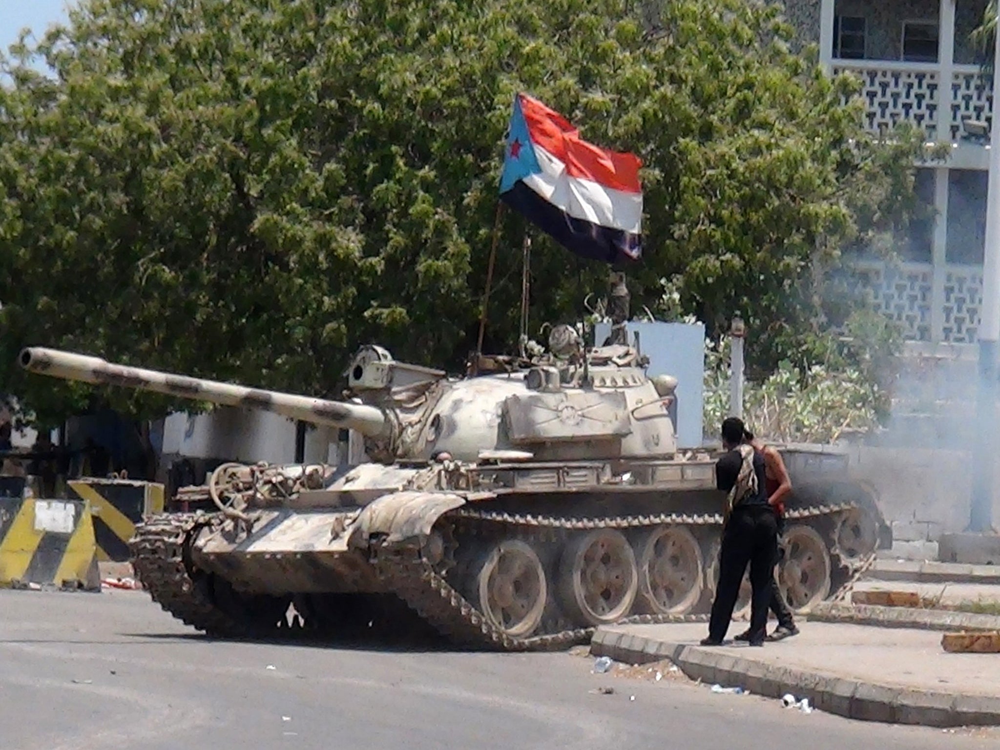 A tank bearing the flag of southern seperatist movement in the southern Yemeni city of Aden