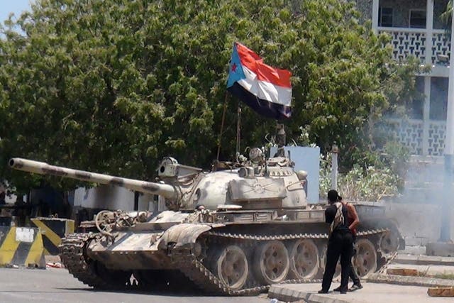 A tank bearing the flag of southern seperatist movement in the southern Yemeni city of Aden 