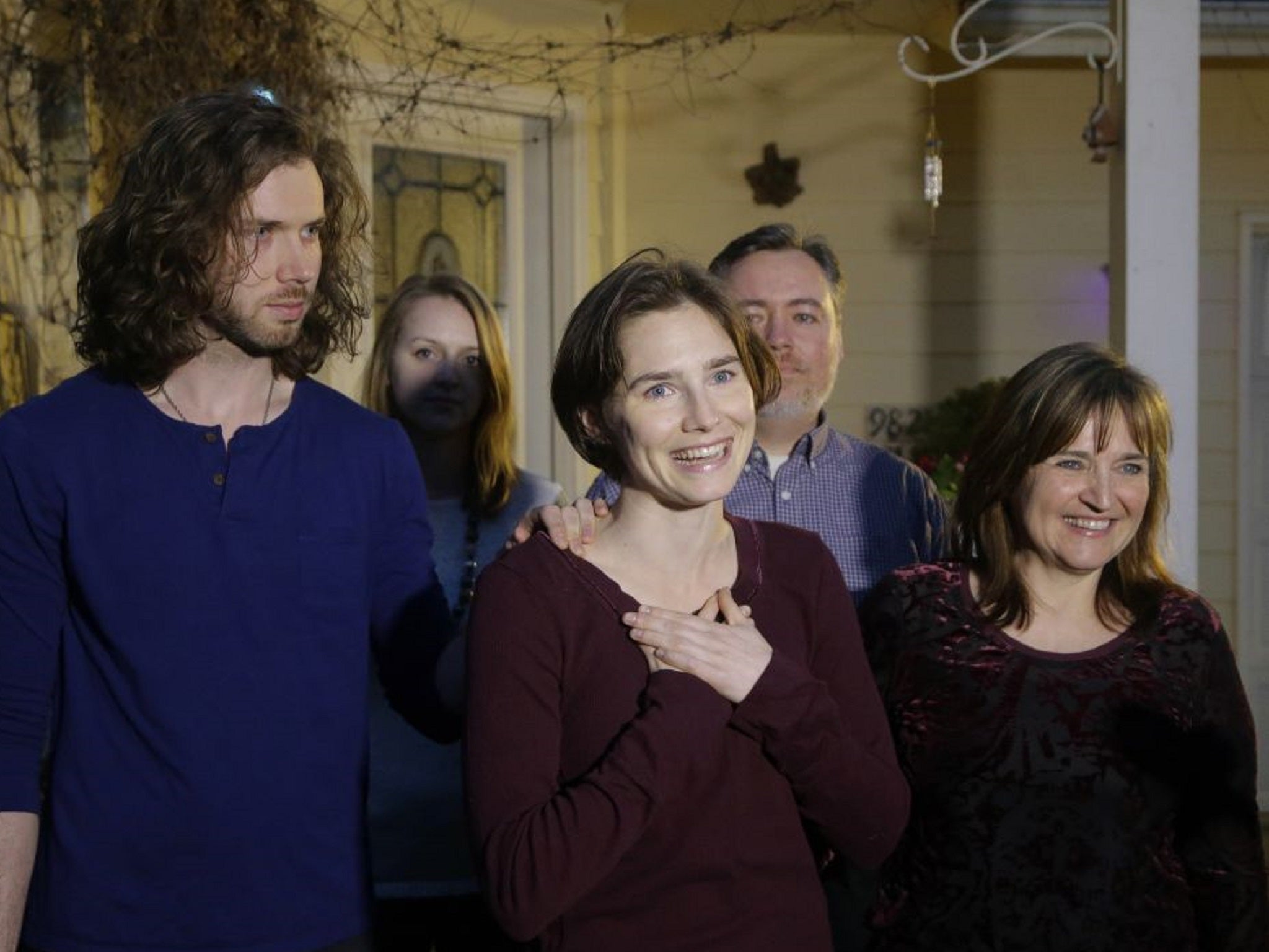 Amanda Knox with her fiance and mother by her sides
