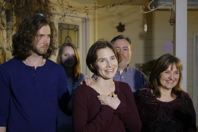 Amanda Knox with her fiancé and mother by her sides