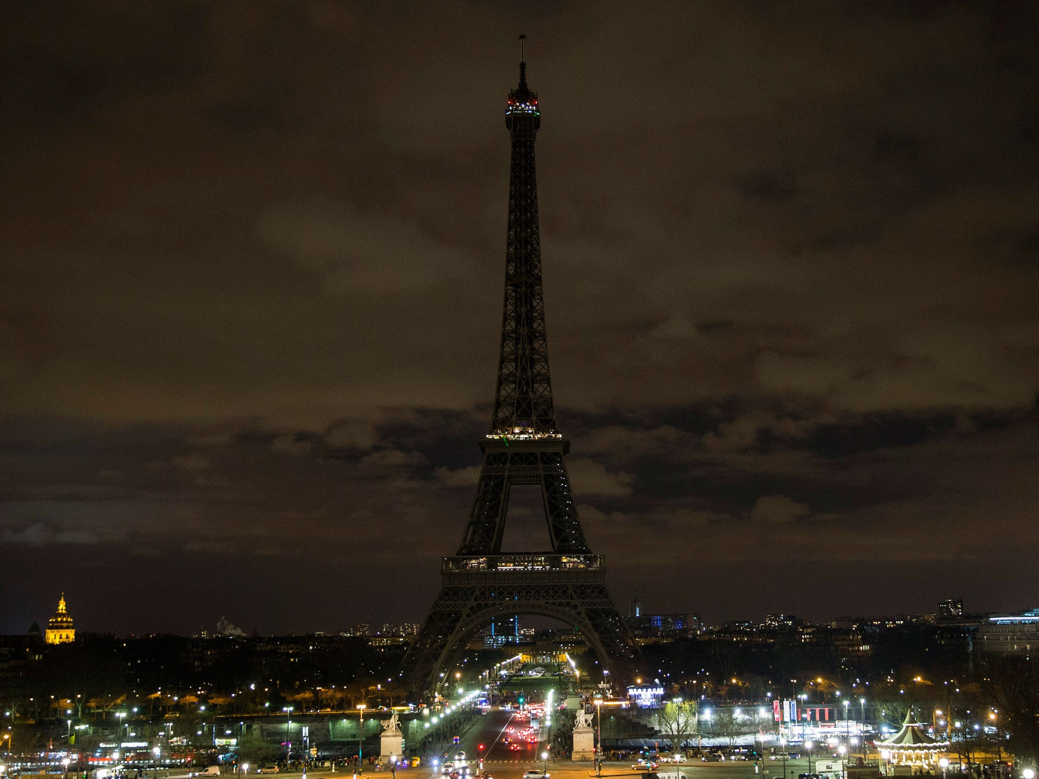 The City of Lights went dark for an hour