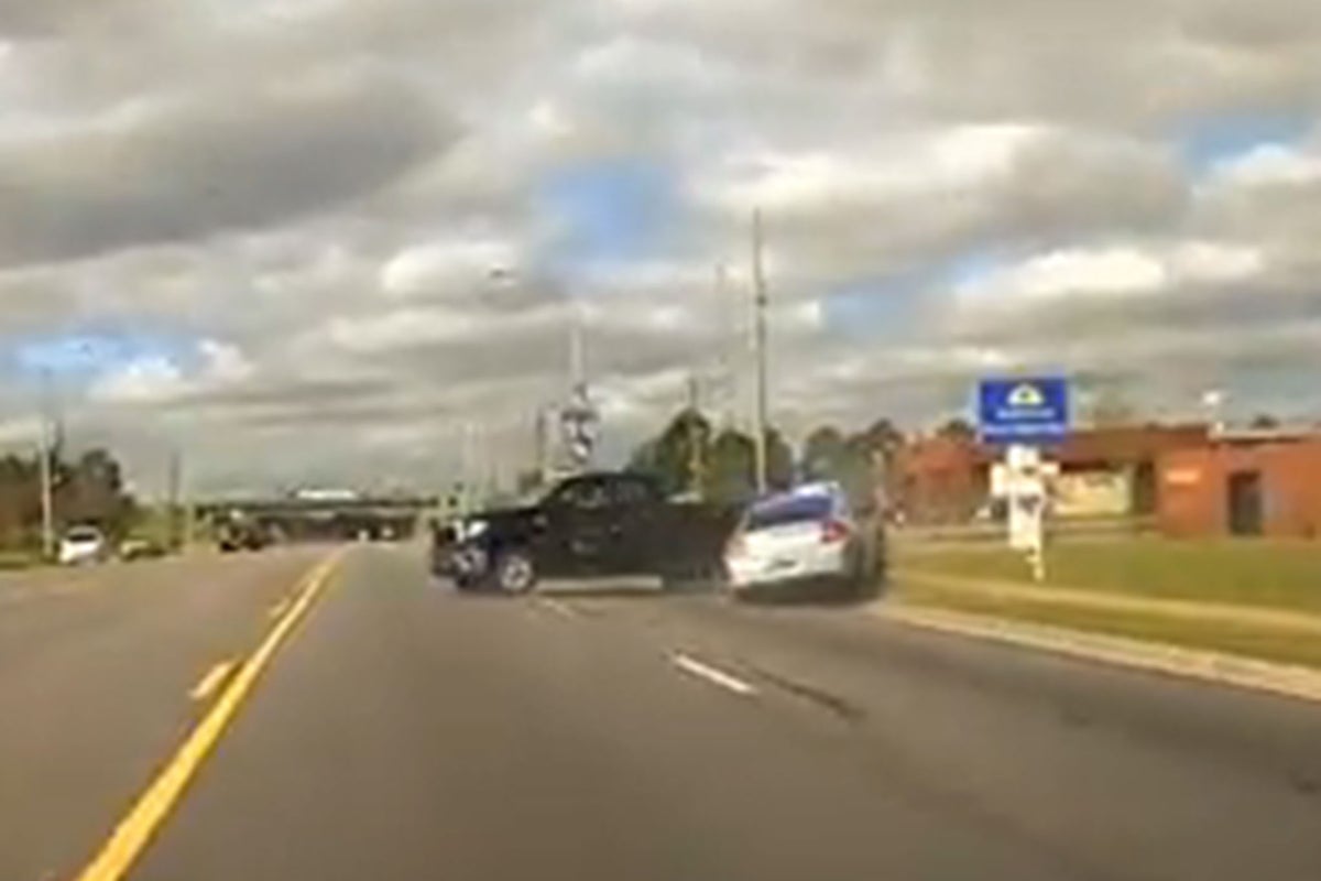 Police dashcam footage captures incredible manoeuvre by patrol car to ...