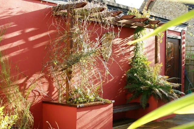 The focal point of the garden, the statement wall in red. www.farrow-ball.com