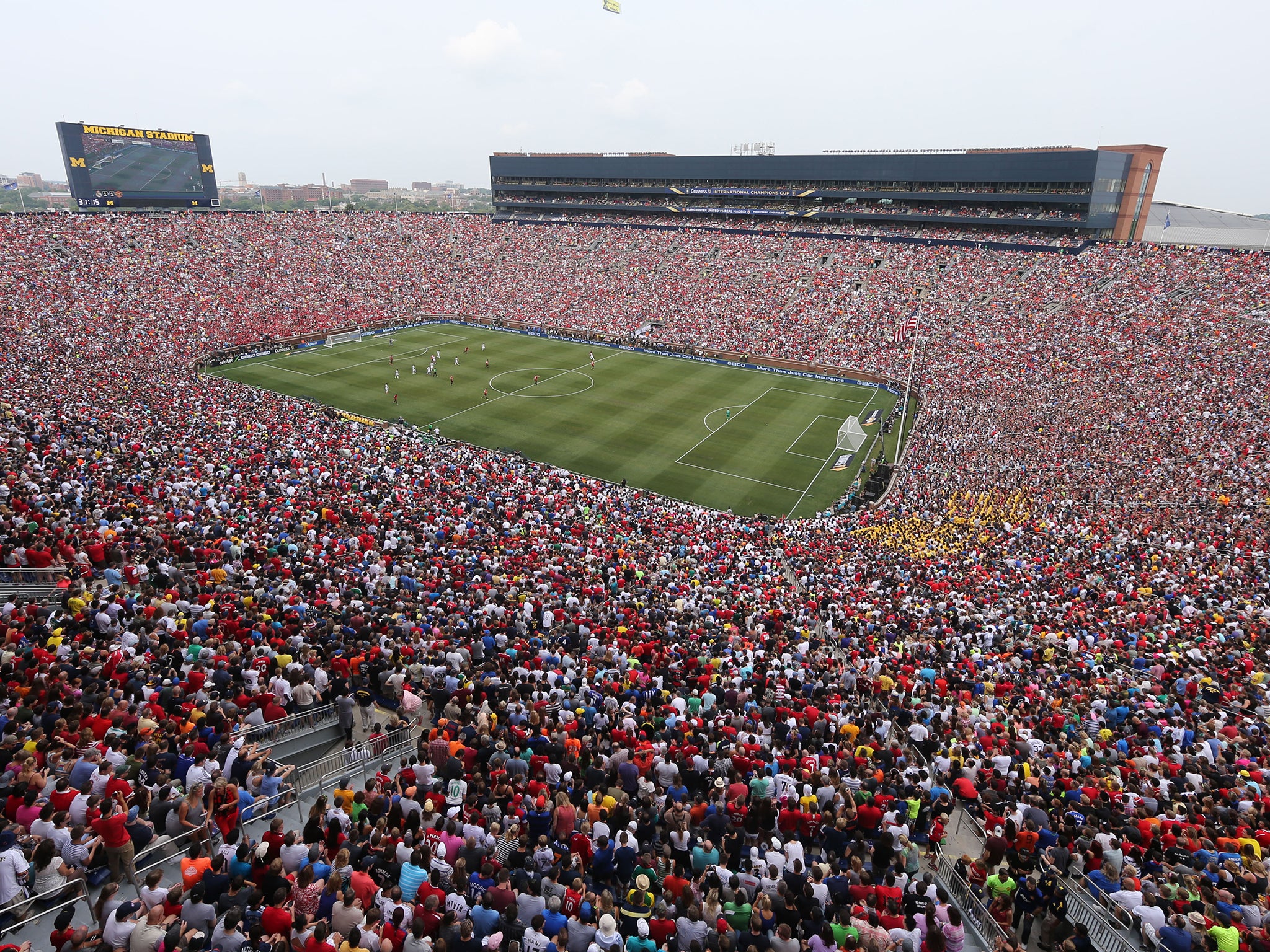 Сотни тысяч человек. Стадион Манчестер Юнайтед. Футбол стадион man Utd. Стадион на 1000 человек. Стадион СТО тысяч человек.
