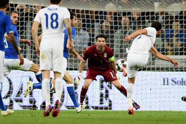 Andros Townsend scores the equaliser against Italy