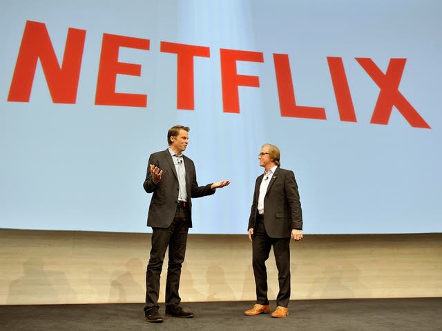 Greg Peters, director de Streaming y asociaciones de Netflix, y Mike Fasulo, presidente y director de operaciones de Sony Electronics, en un evento de prensa en el Centro de Convenciones de Las Vegas para el CES internacional de 2015, donde la compañía anunció nuevos planes para obtener Netflix o