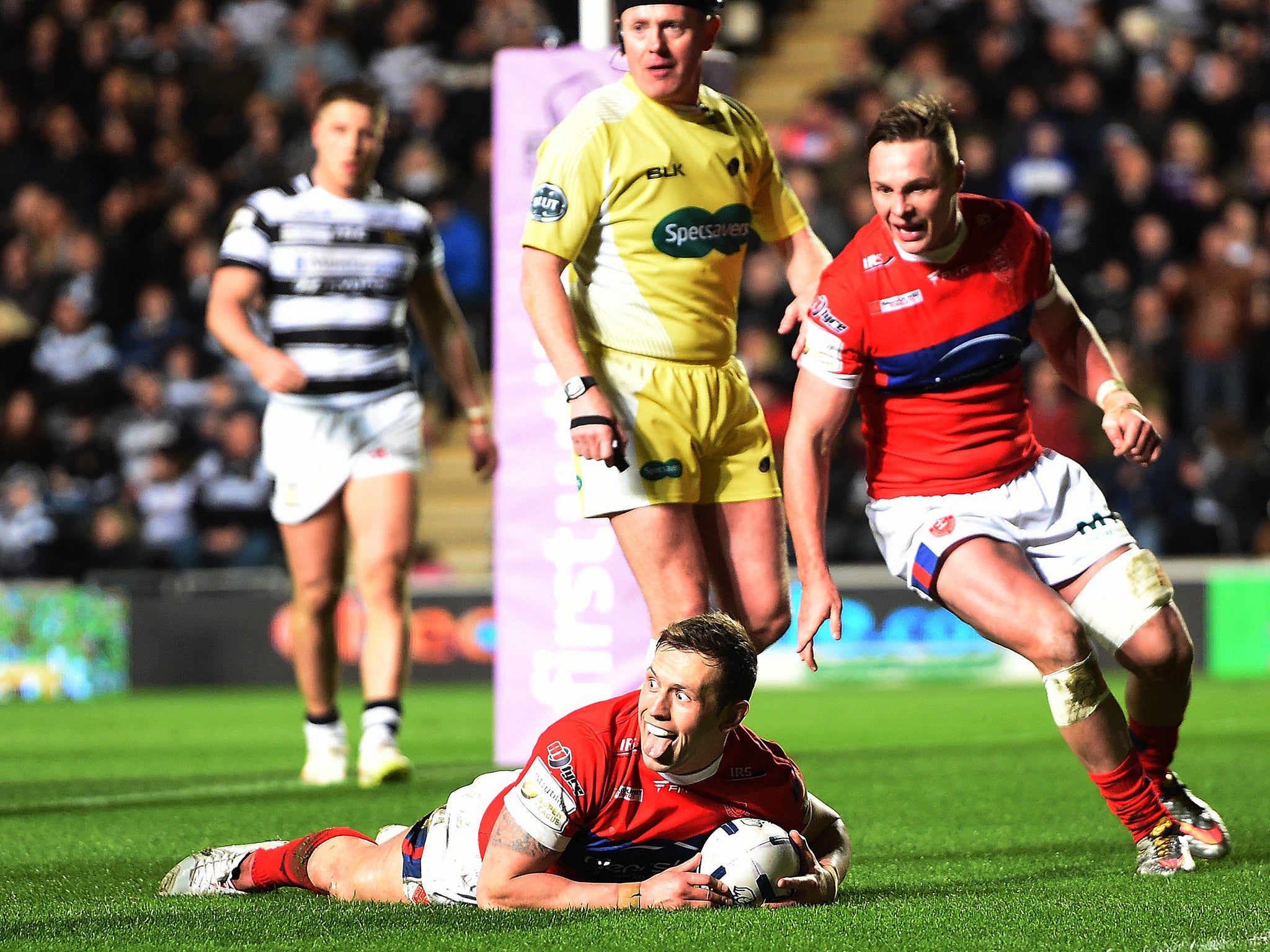 Hull KR’s Shaun Lunt (centre) scored his third try in three games since moving from Huddersfield