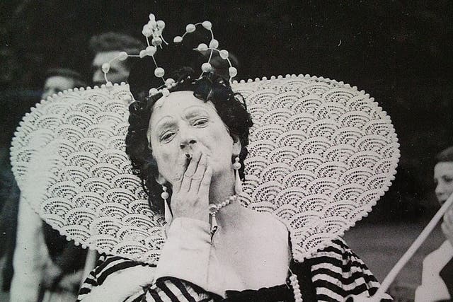 Edith Olivier portrays Elizabeth I at a pageant