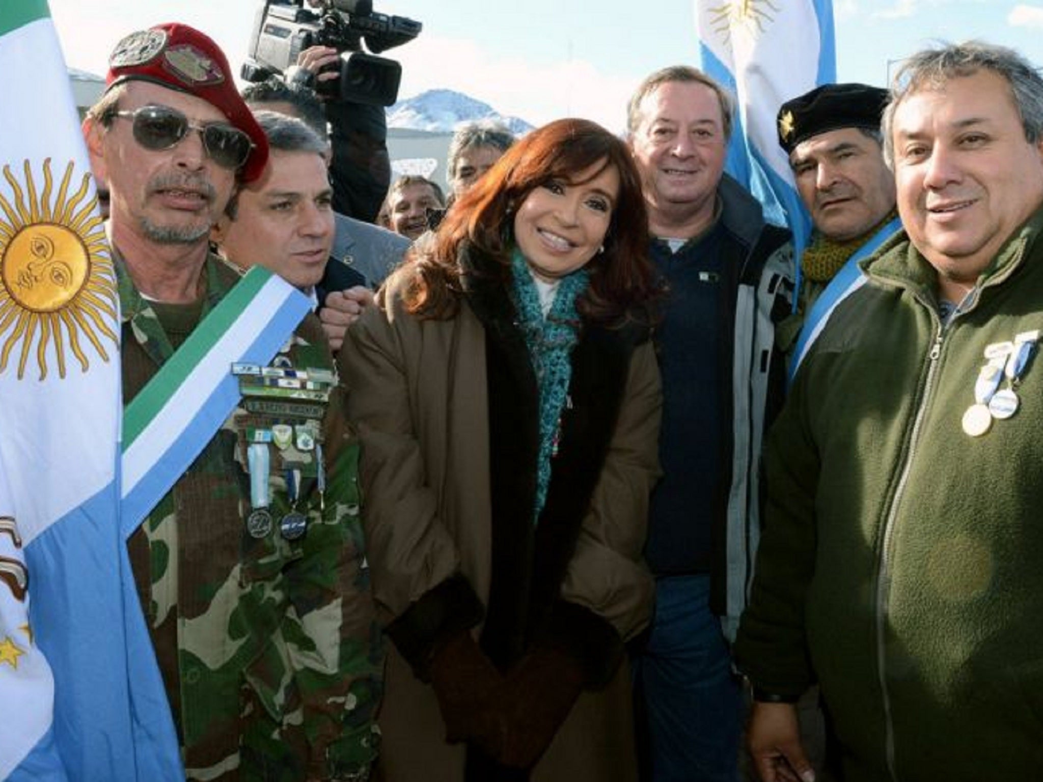 President Cristina Fernandez de Kirchner posing with veterans of the 1982 Falklands War