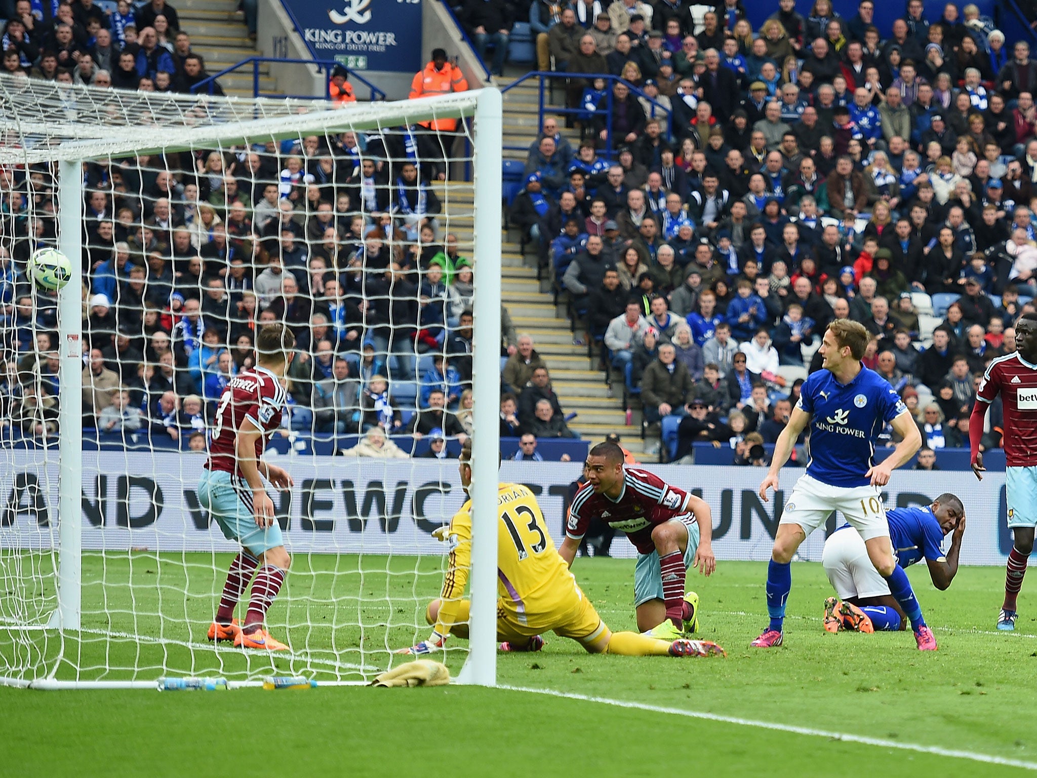 Andy King scores the winner for Leicester