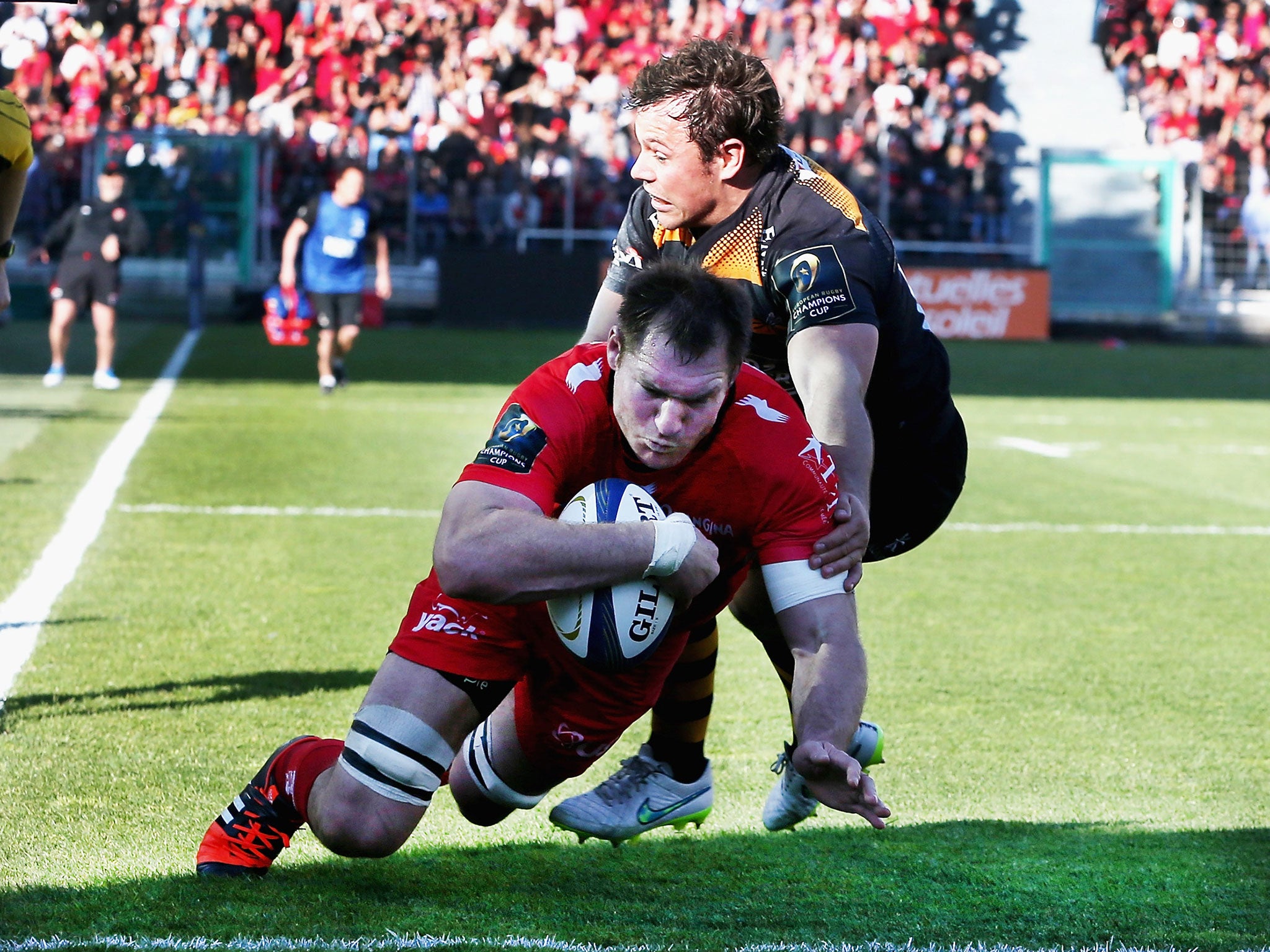 Toulon lock Ali Williams scores in the corner to clinch victory for the reigning champions
