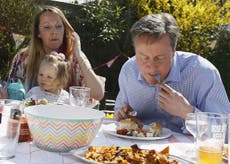 David Cameron eats hotdogs with a knife and fork