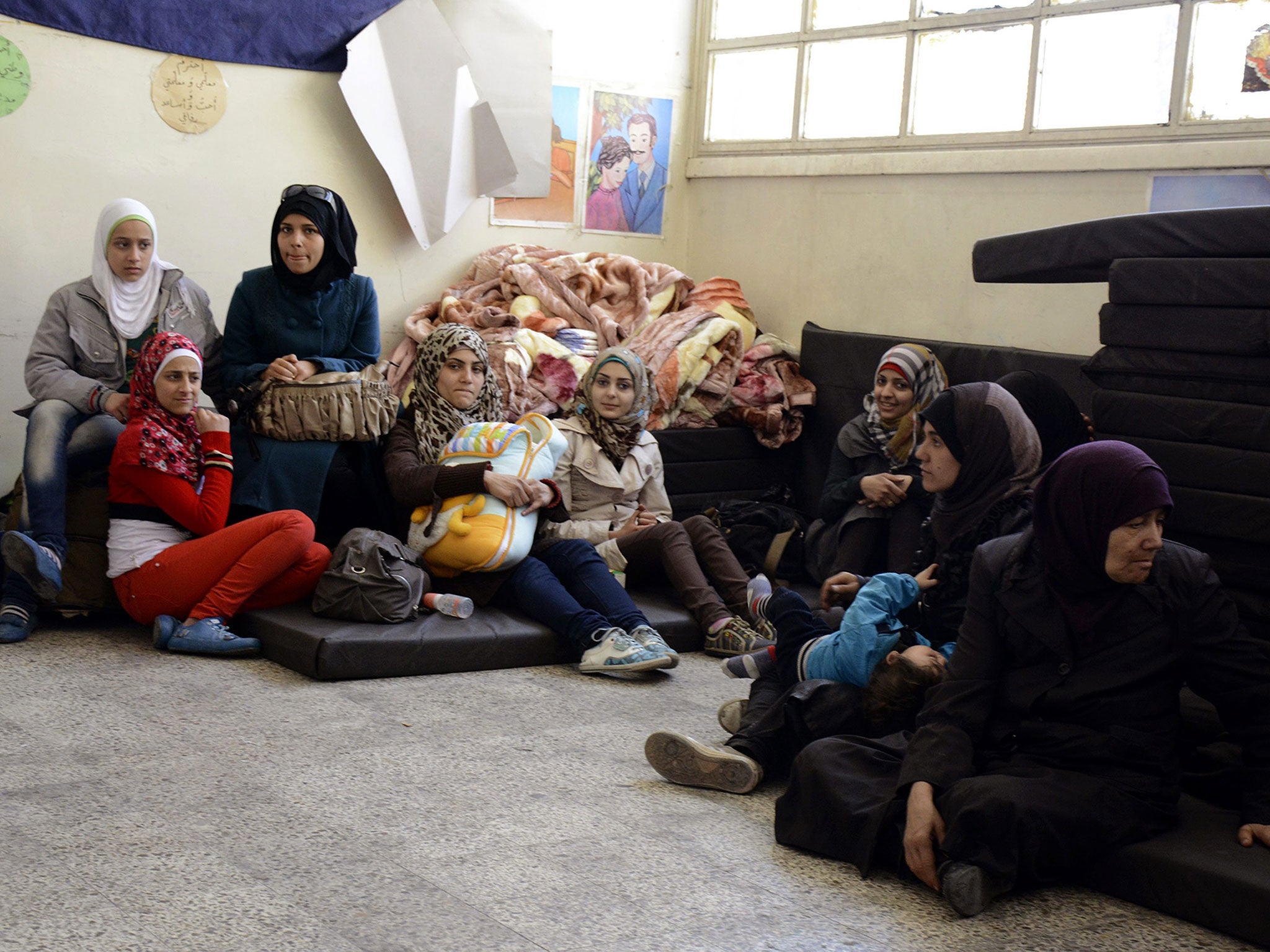 Palestinian families arrived at a makeshift center in Damascus, Syria, 5 April 2015 (EPA)