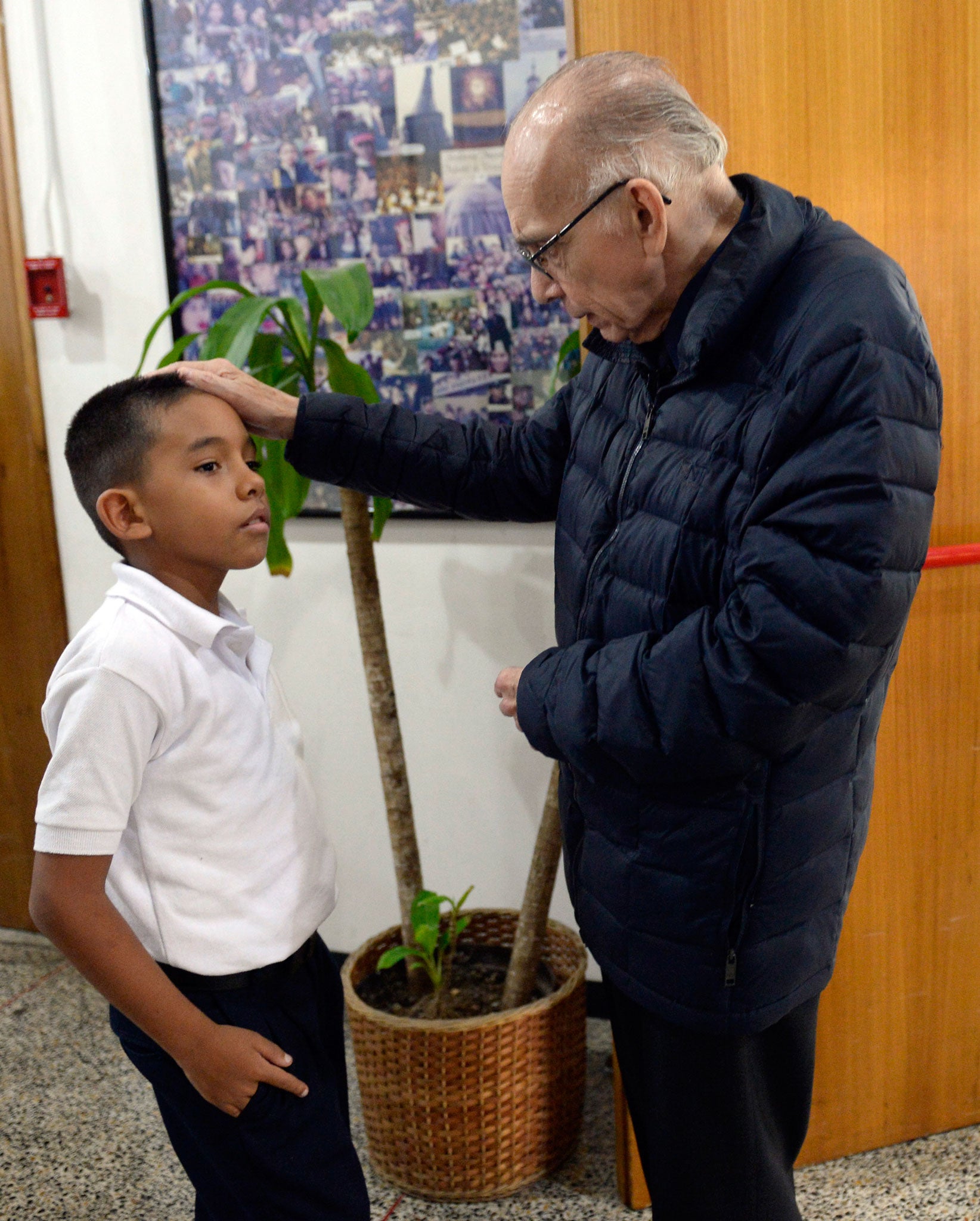 Abreu with a young musician in Caracas in 2013 (AFP/Getty)