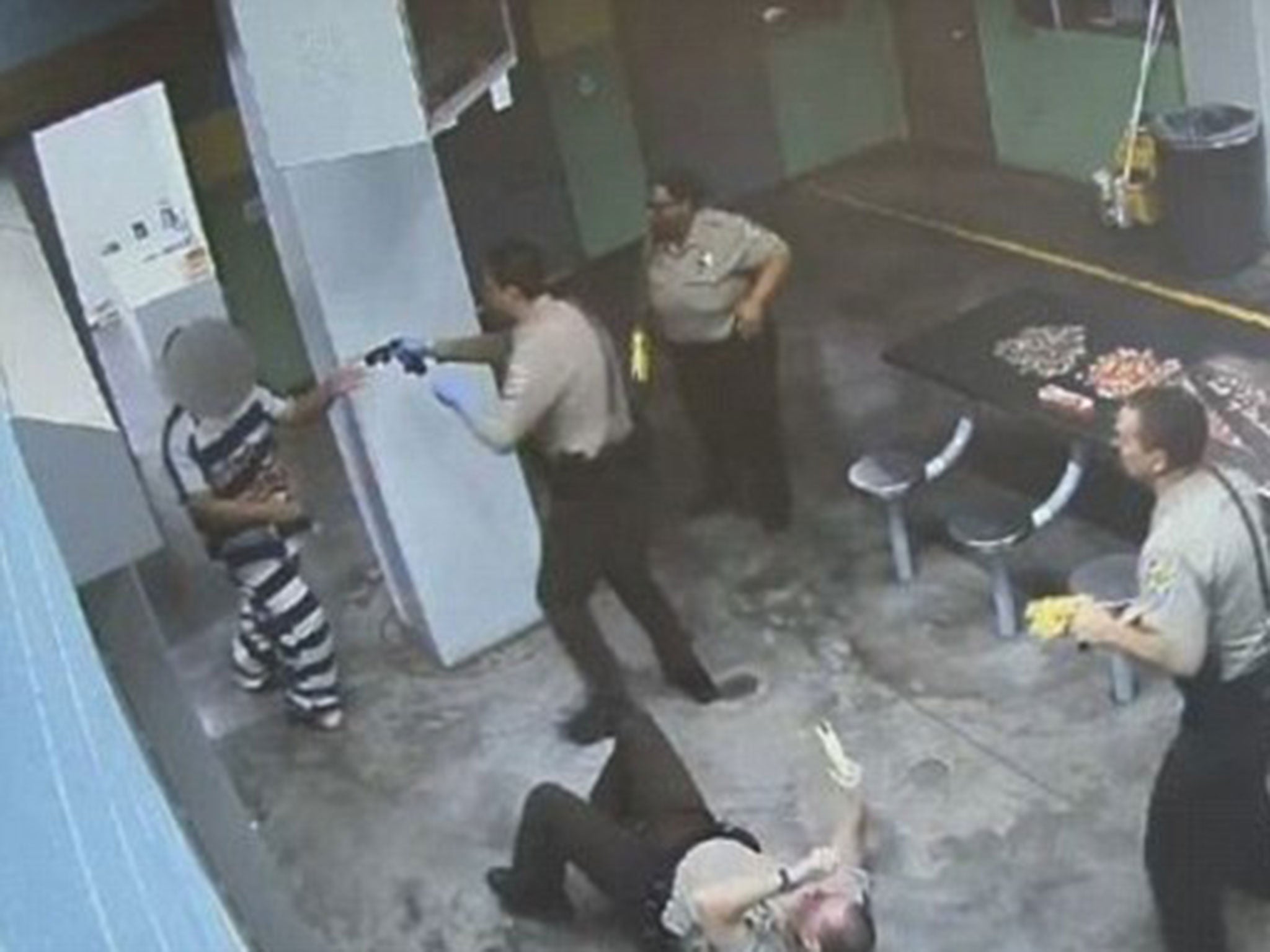 The man attacked four guards before being restrained by the guards (Maricopa Sheriff County)