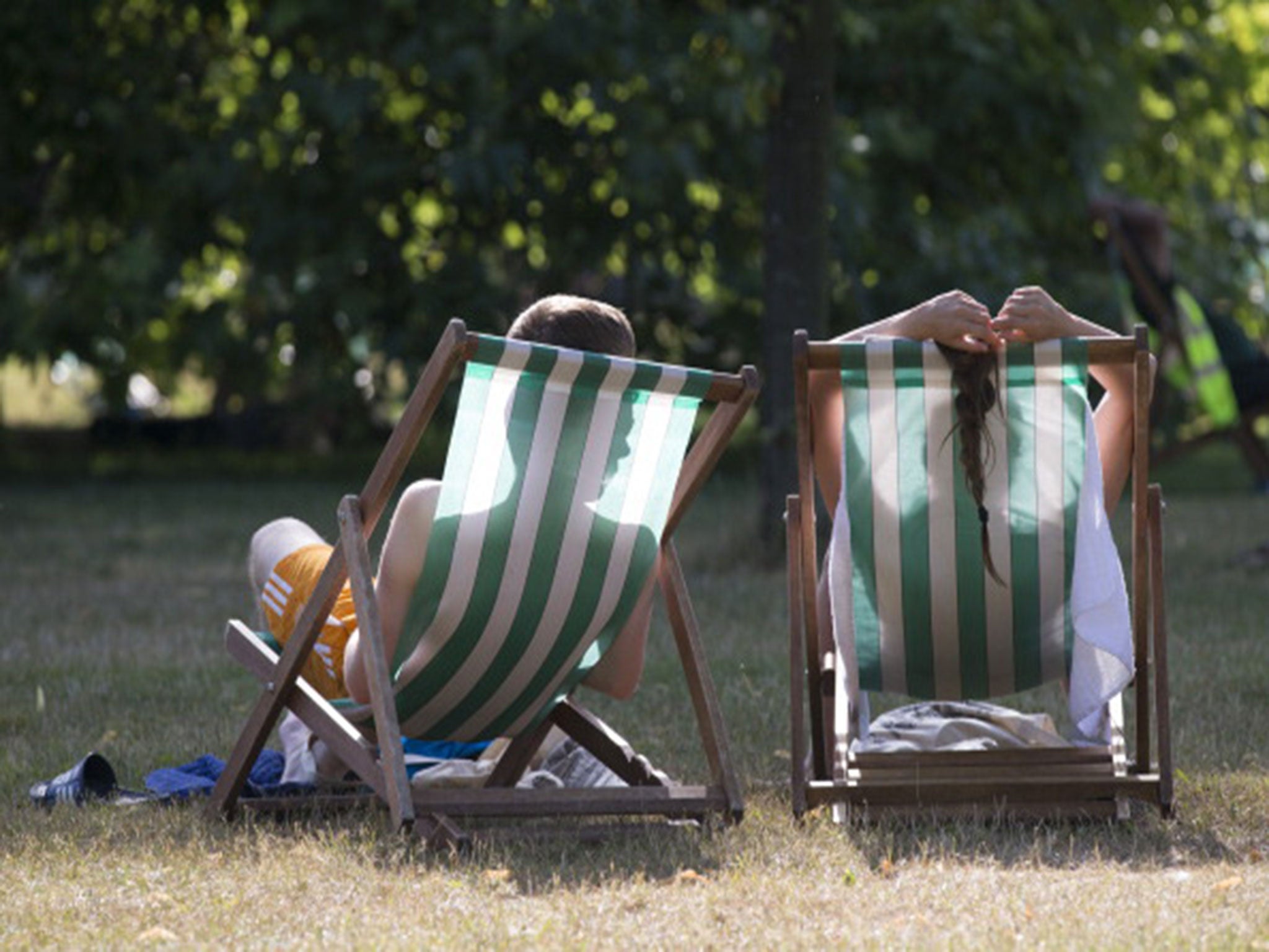 A couple enjoy the sunshine in Hyde Park