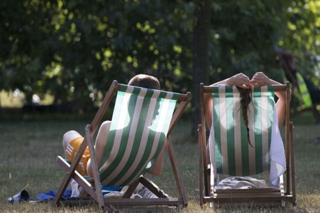  A couple enjoy the sunshine in Hyde Park 